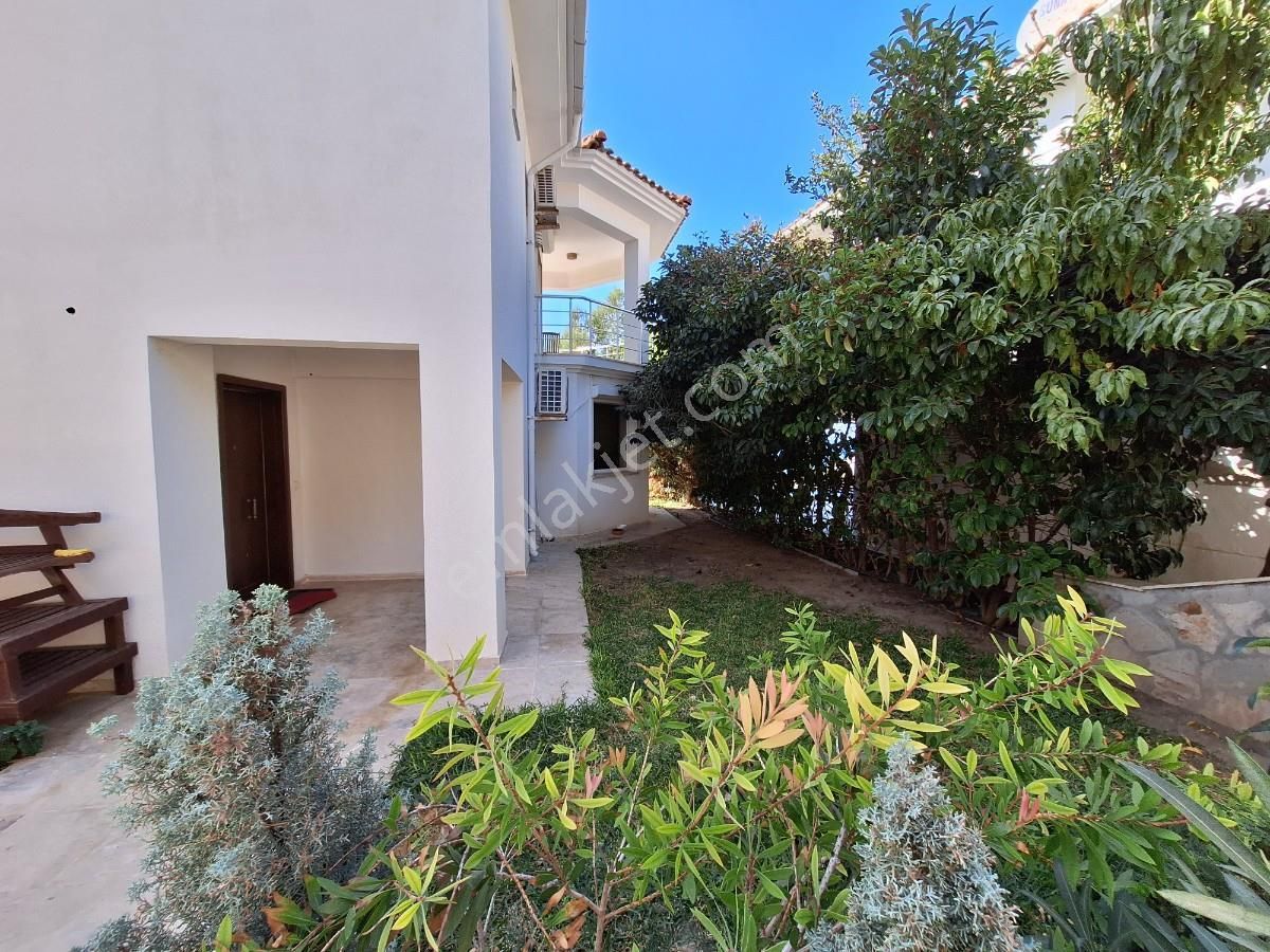 Kuşadası Merkezde Özel Plaji Olan Deniz Manzaralı Villa - Görsel 9