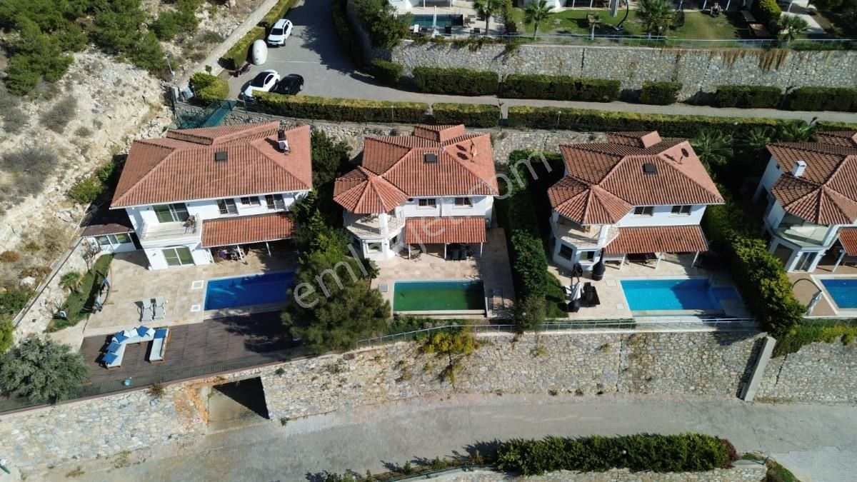 Kuşadası Merkezde Özel Plaji Olan Deniz Manzaralı Villa - Görsel 3