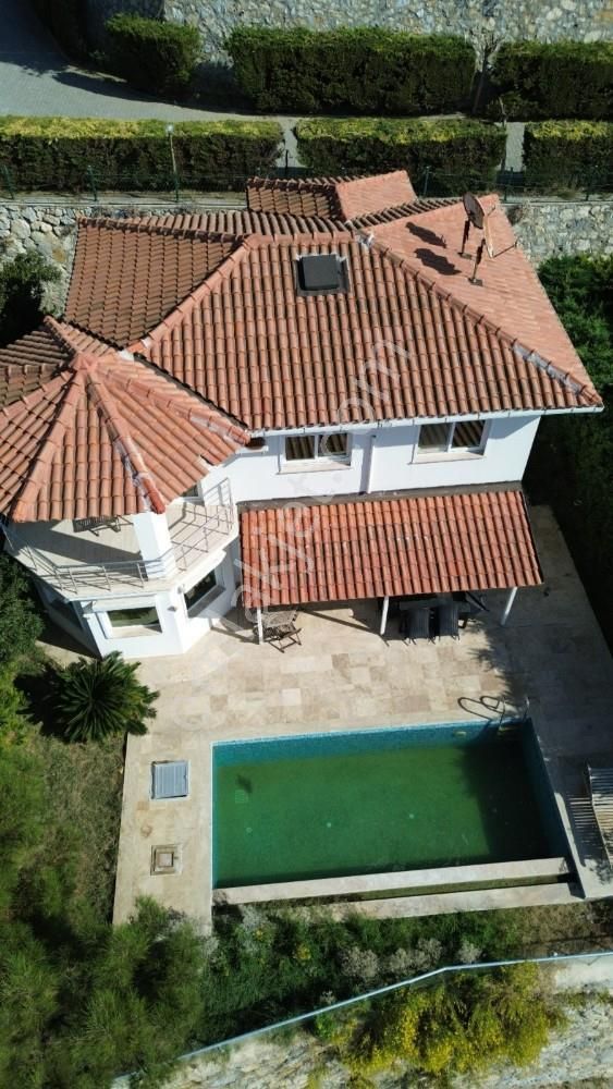 Kuşadası Merkezde Özel Plaji Olan Deniz Manzaralı Villa - Görsel 4