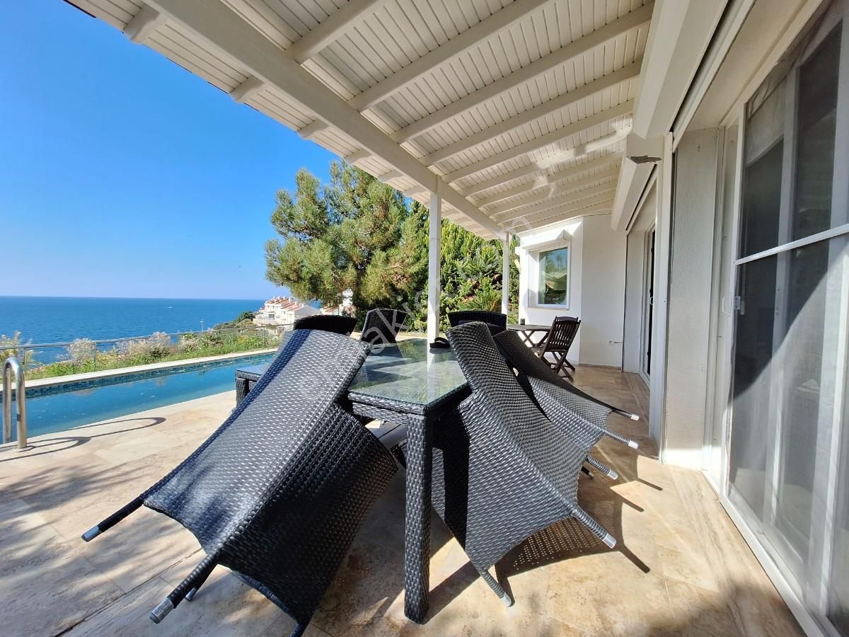 Kuşadası Merkezde Özel Plaji Olan Deniz Manzaralı Villa - Görsel 17