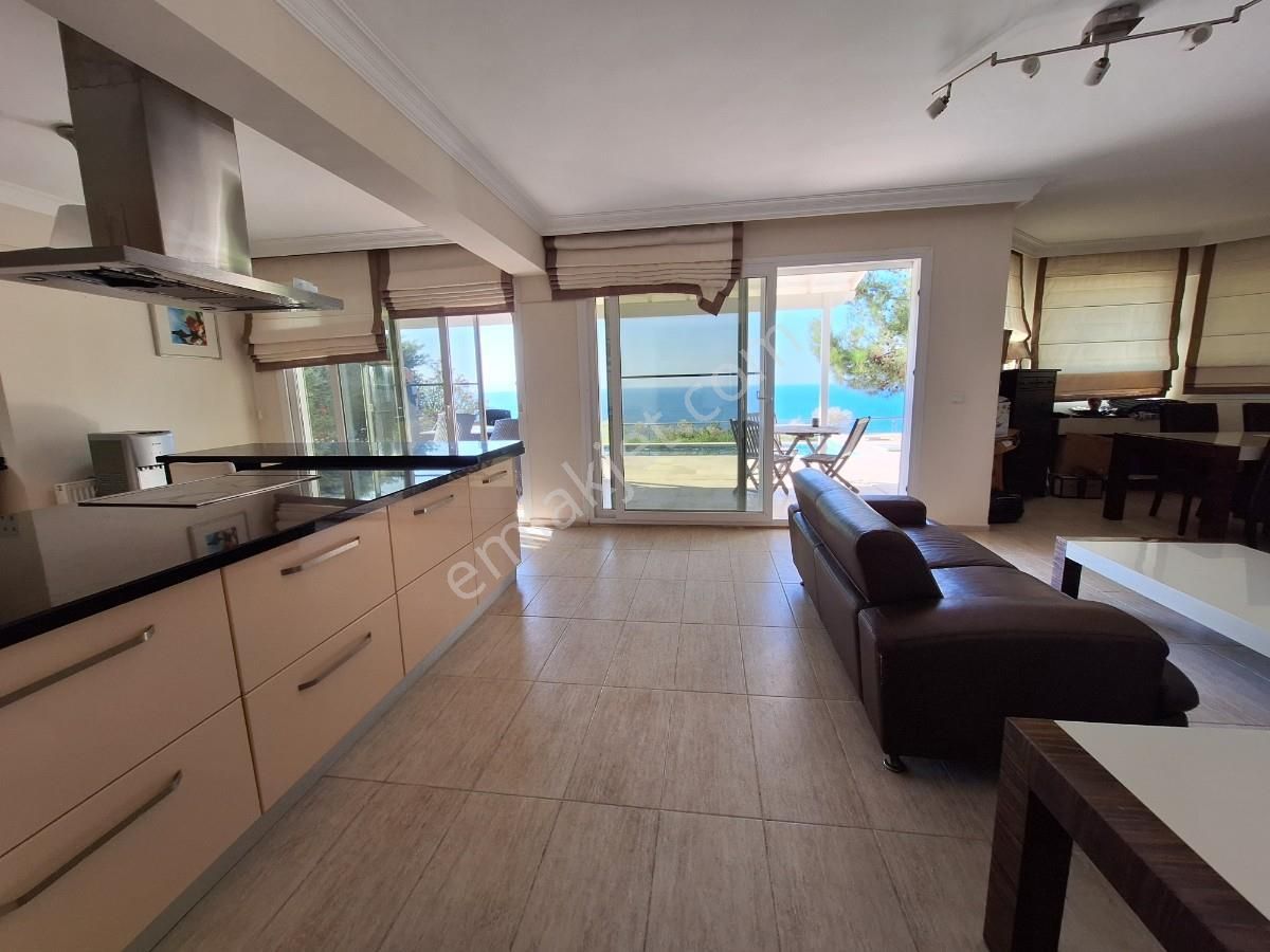 Kuşadası Merkezde Özel Plaji Olan Deniz Manzaralı Villa - Görsel 20