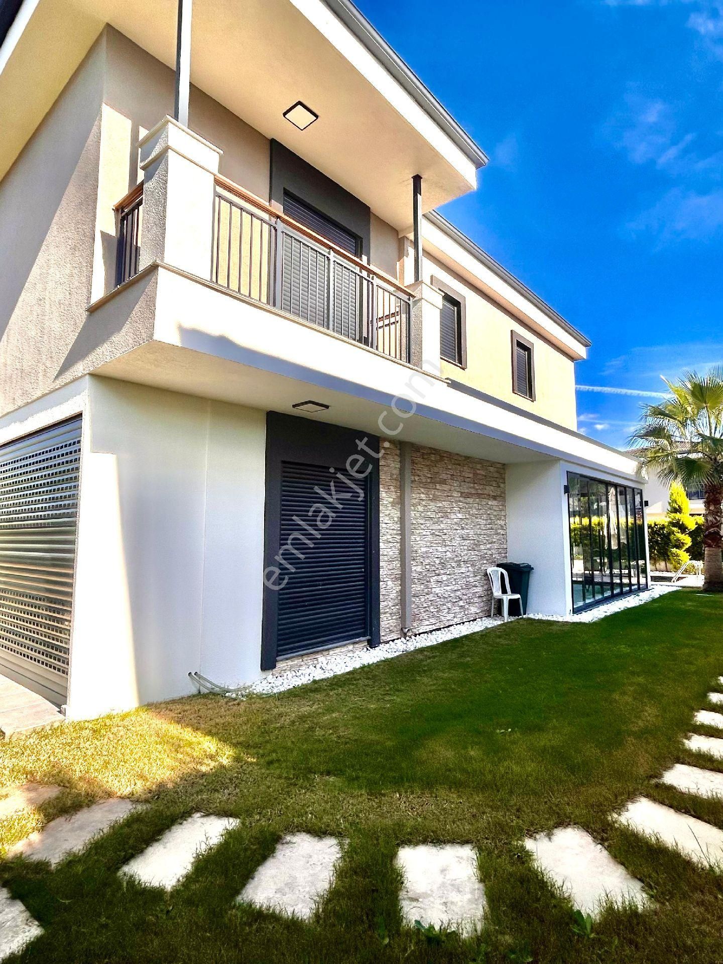 Kuşadası Sahil Sitelerinde Özel Havuzlu Özel Otoparklı Full Eşyalı 4+1 Tek Müstakil Akıllı Villa - Görsel 3