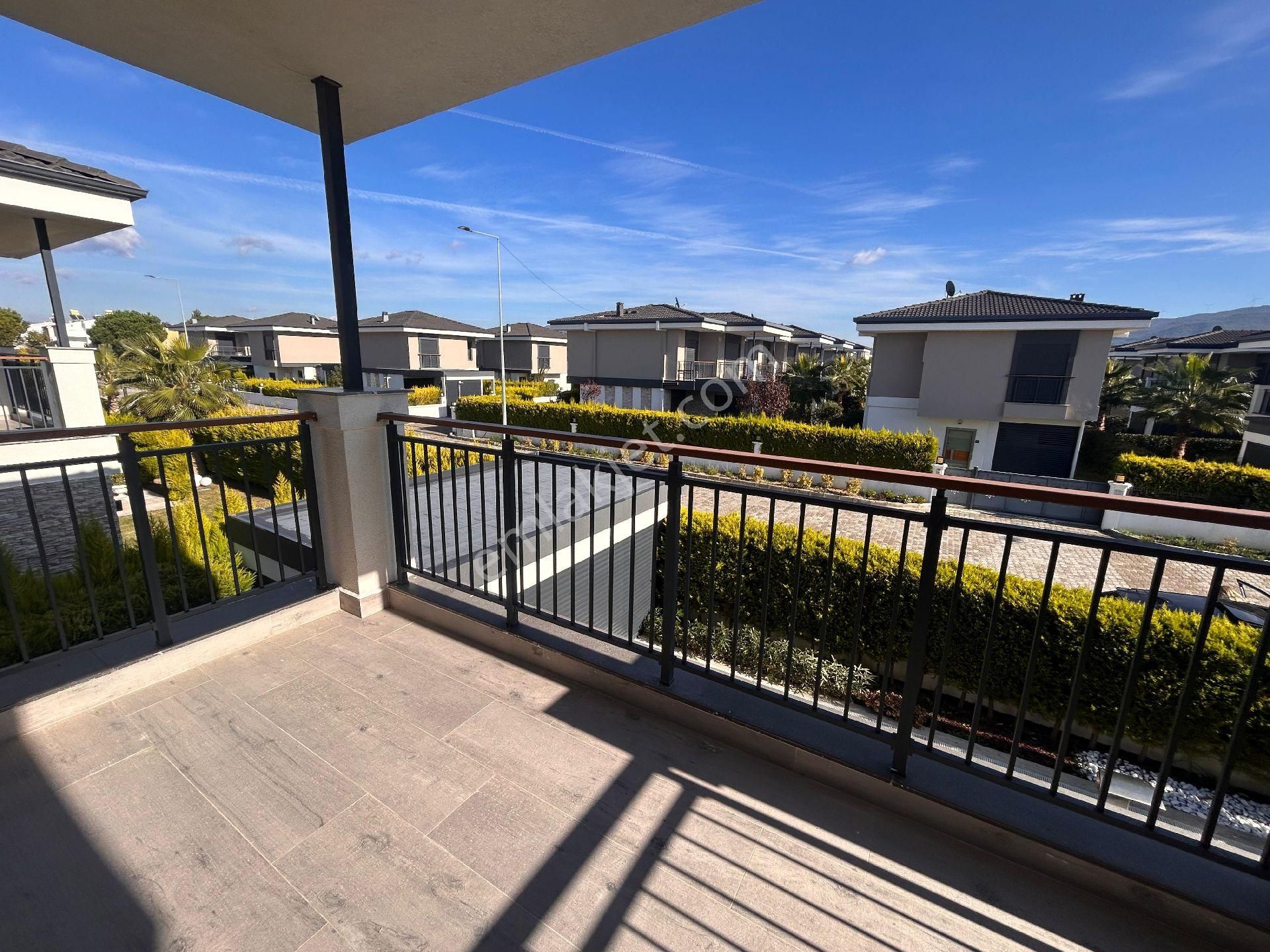 Kuşadası Sahil Sitelerinde Özel Havuzlu Özel Otoparklı Full Eşyalı 4+1 Tek Müstakil Akıllı Villa - Görsel 7