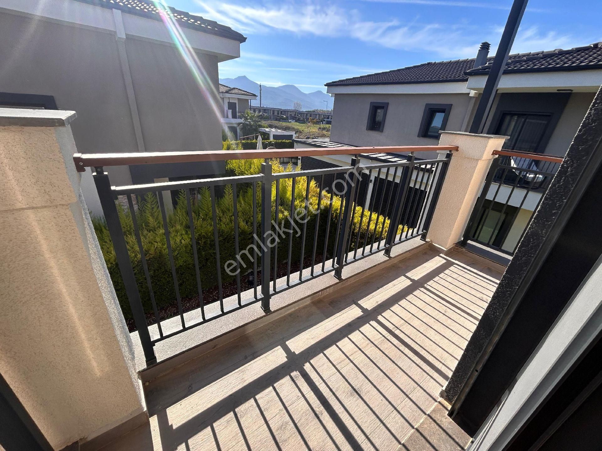 Kuşadası Sahil Sitelerinde Özel Havuzlu Özel Otoparklı Full Eşyalı 4+1 Tek Müstakil Akıllı Villa - Görsel 17