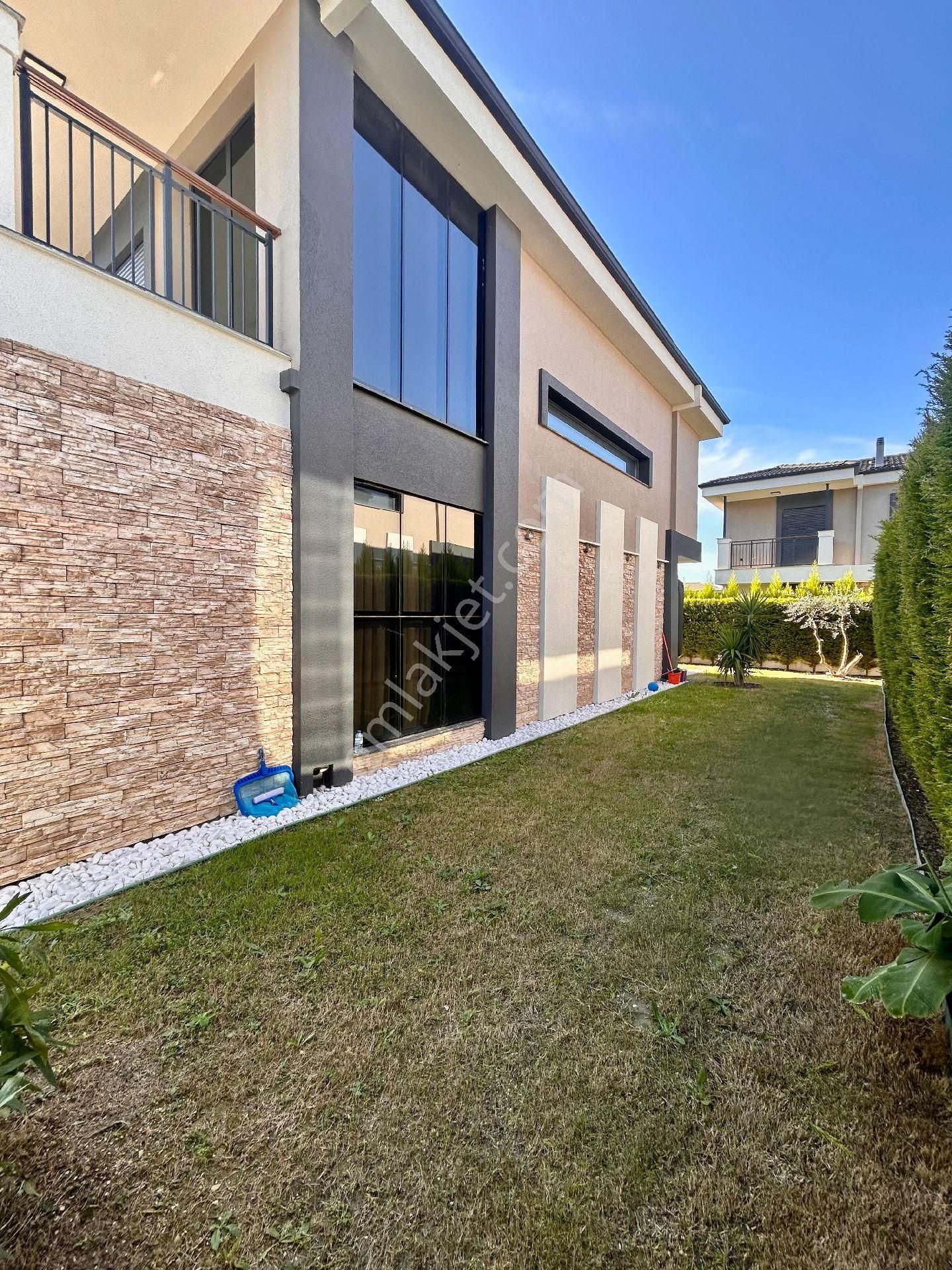 Kuşadası Sahil Sitelerinde Özel Havuzlu Özel Otoparklı Full Eşyalı 4+1 Tek Müstakil Akıllı Villa - Görsel 9