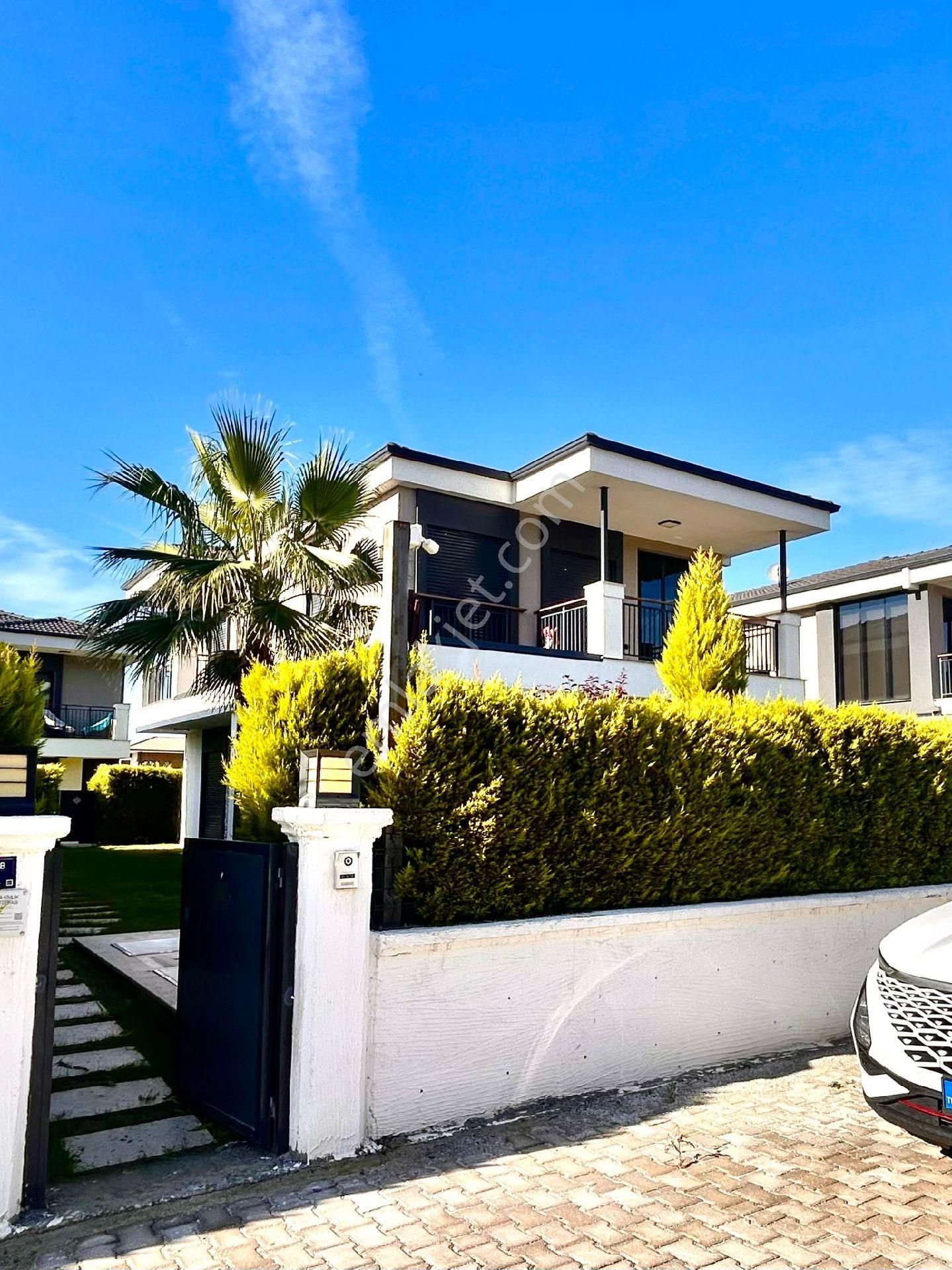 Kuşadası Sahil Sitelerinde Özel Havuzlu Özel Otoparklı Full Eşyalı 4+1 Tek Müstakil Akıllı Villa - Görsel 4