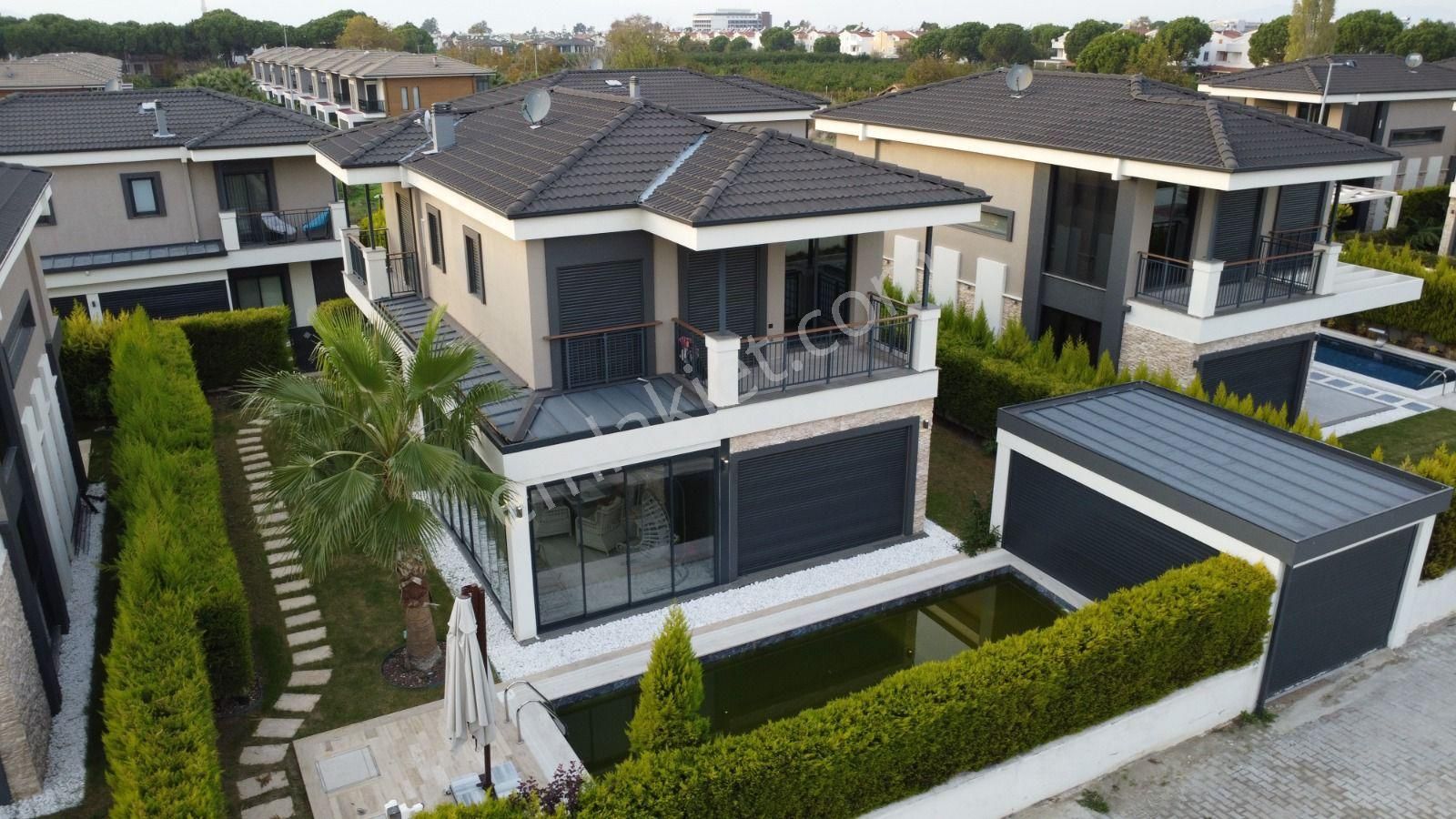 Kuşadası Sahil Sitelerinde Özel Havuzlu Özel Otoparklı Full Eşyalı 4+1 Tek Müstakil Akıllı Villa