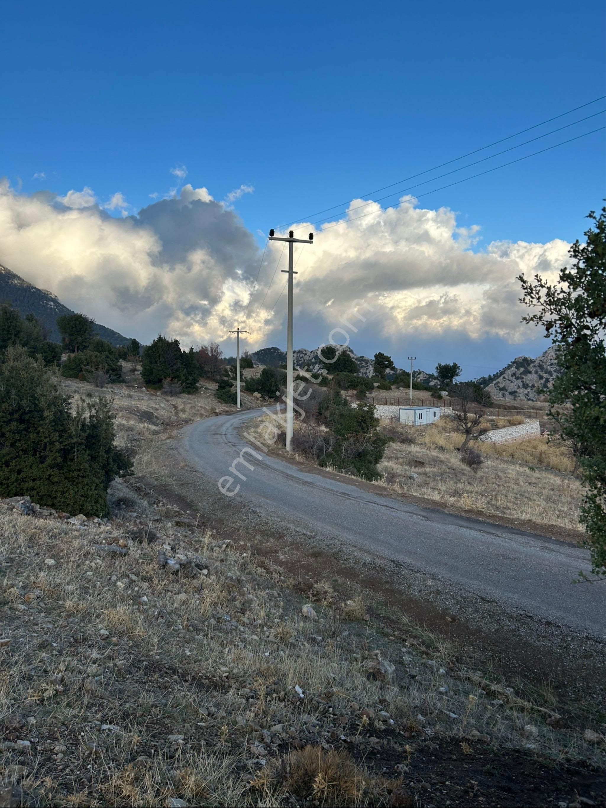 Konyaaltında Doğa Manzaralı-asfalt Yanı-yatırım Değerli Tarla