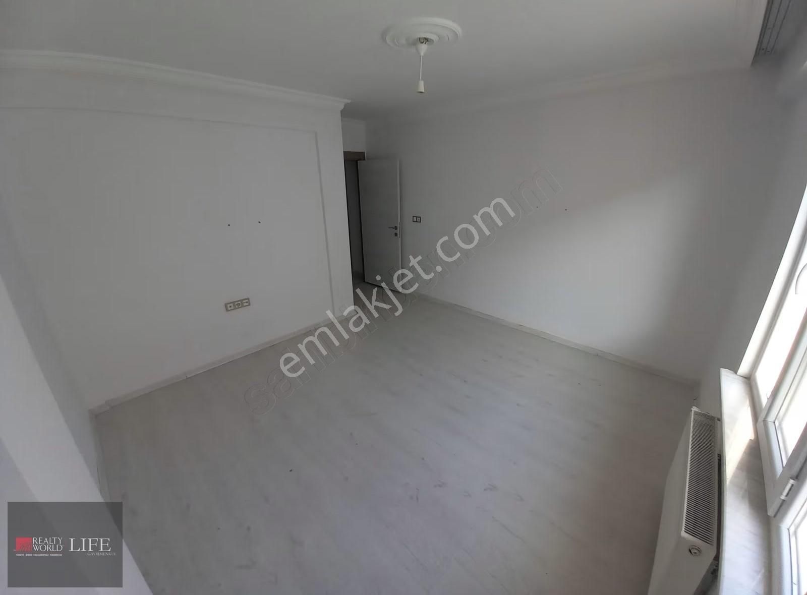 Rwlıfe// Emek Mahallesi Ercanlar Sokakta Kiralık 2+1 Daire - Görsel 4