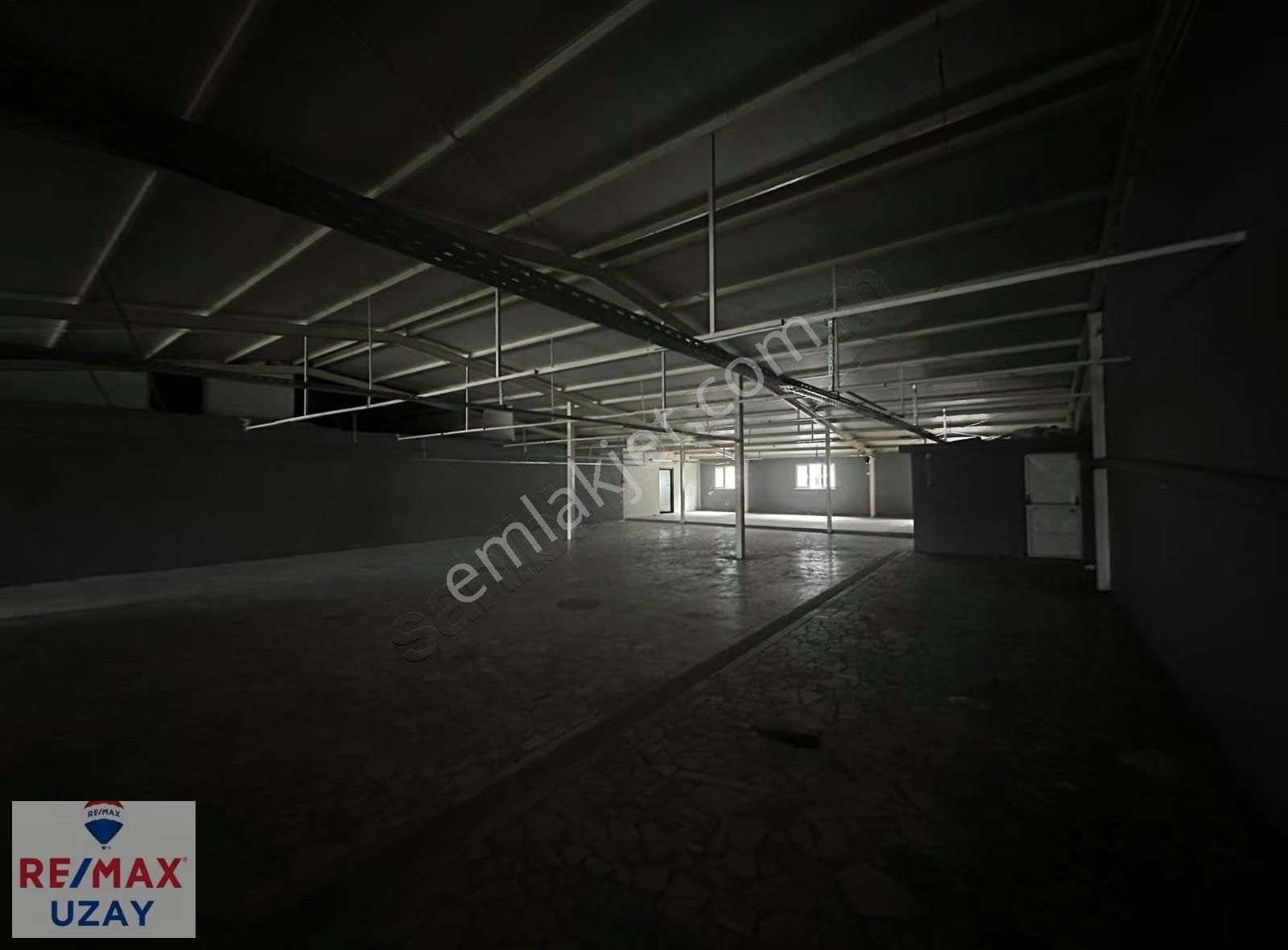 Uğur Mumcuda 650 M² Geniş Kullanım Alanlı, 2 Bölümlü İş Yeri - Görsel 14