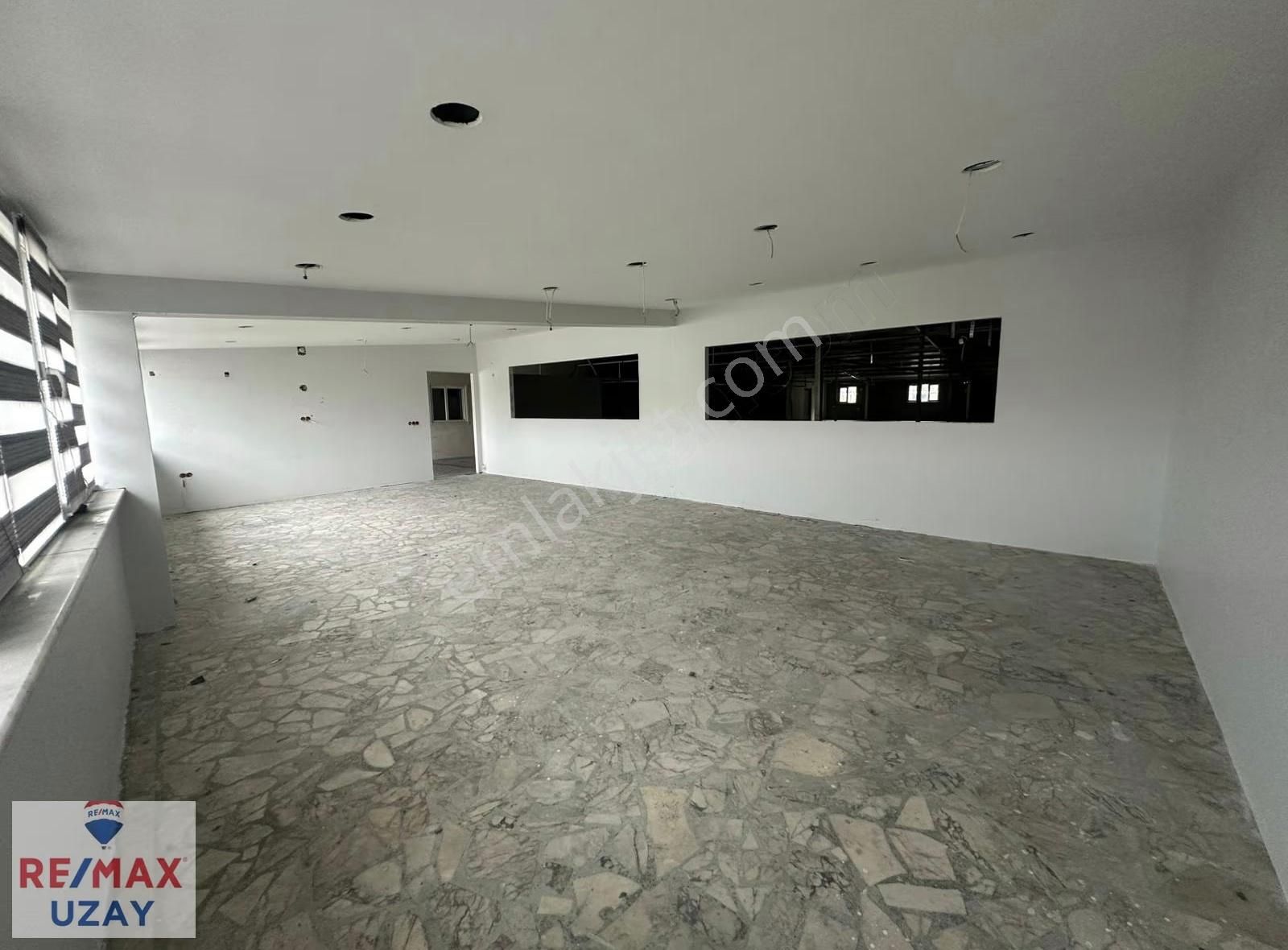 Uğur Mumcuda 650 M² Geniş Kullanım Alanlı, 2 Bölümlü İş Yeri - Görsel 11