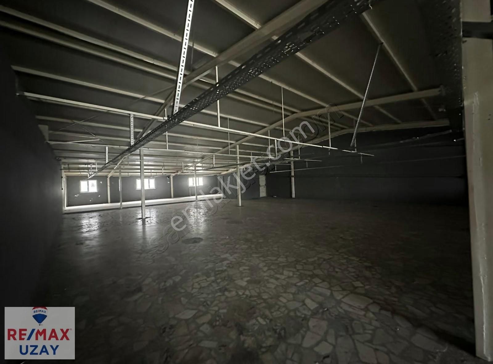 Uğur Mumcuda 650 M² Geniş Kullanım Alanlı, 2 Bölümlü İş Yeri - Görsel 3