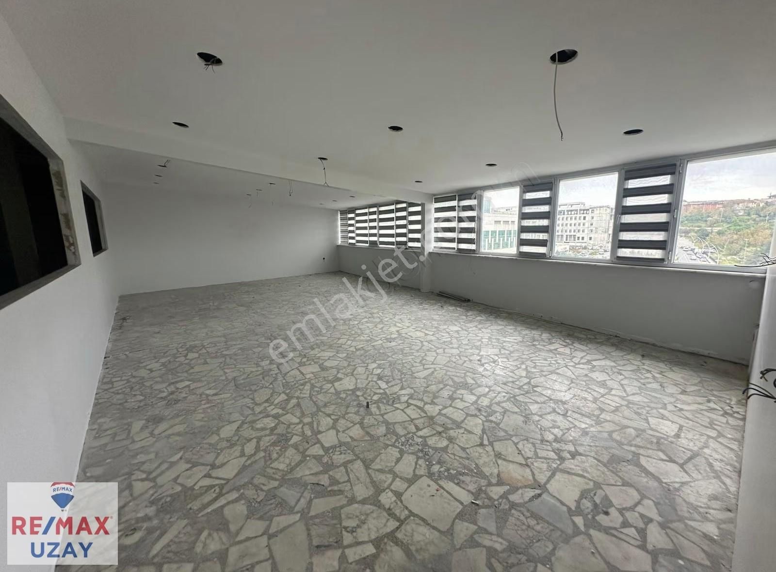 Uğur Mumcuda 650 M² Geniş Kullanım Alanlı, 2 Bölümlü İş Yeri - Görsel 15