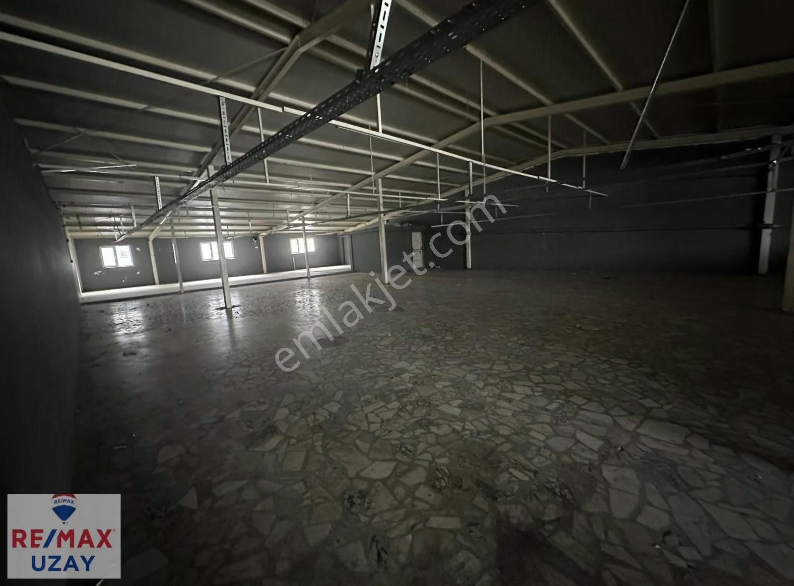 Uğur Mumcuda 650 M² Geniş Kullanım Alanlı, 2 Bölümlü İş Yeri - Görsel 8