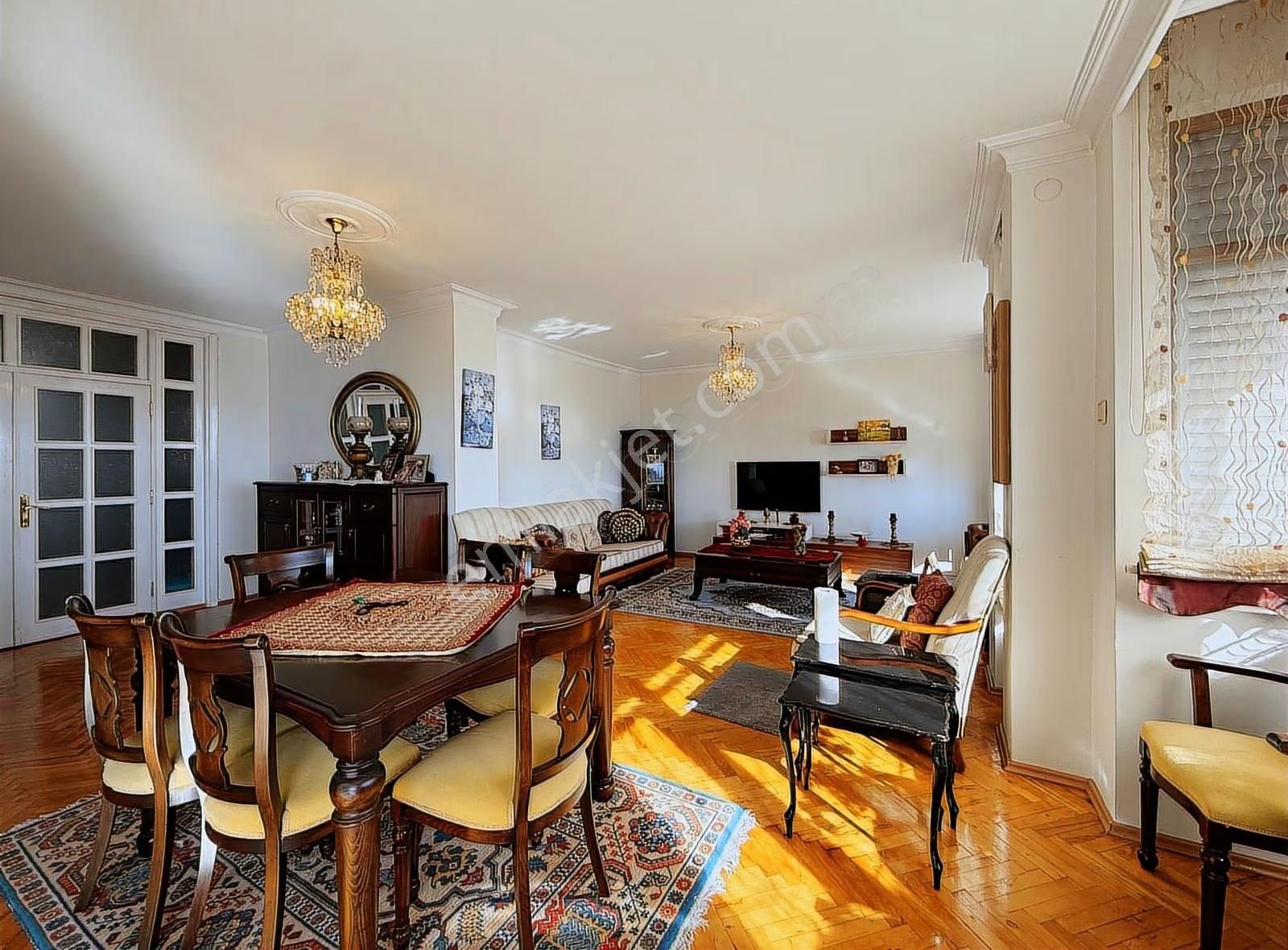 Cumhuriyet Meydanı'nda Deniz Manzaralı Eşyalı 3+1 Kiralık Daire - Görsel 17