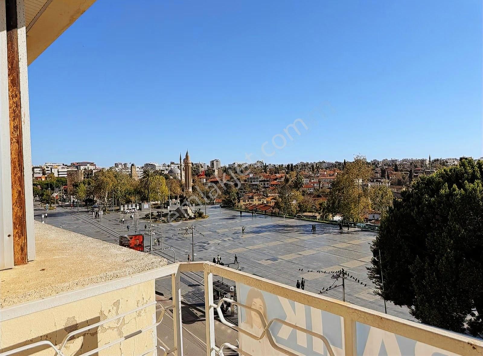 Cumhuriyet Meydanı'nda Deniz Manzaralı Eşyalı 3+1 Kiralık Daire - Görsel 33