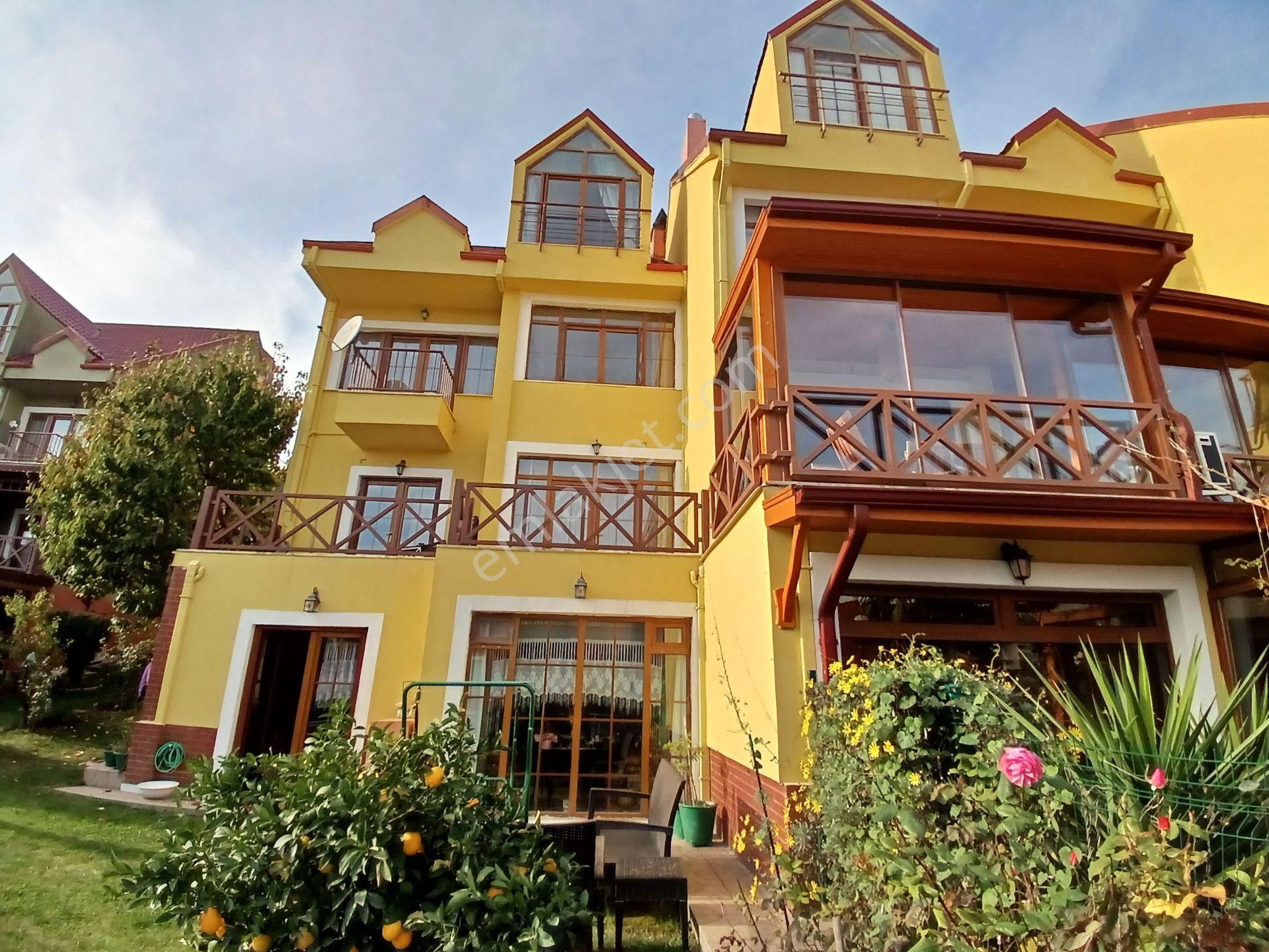 Polat Emlak..elit Sitede Havuz Başında Satılık Köşe Vila