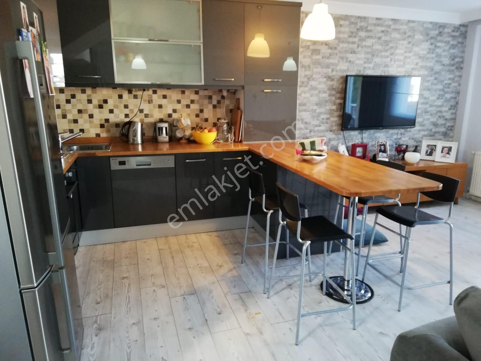 Yeni Foçada Denize Yürüme Mesafesinde 3+1 Satılık Villa