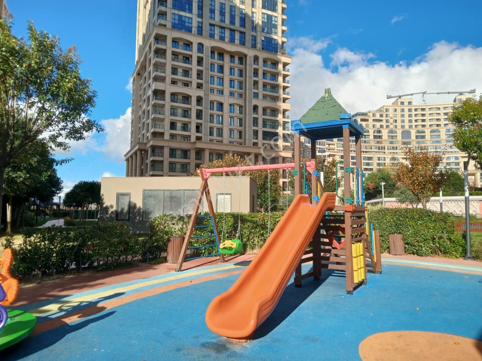 Kiptaş Venezia Mega'da Satılık 3+1 Boş Avm Mnz. Balkonlu Ful Eşyalı Daire