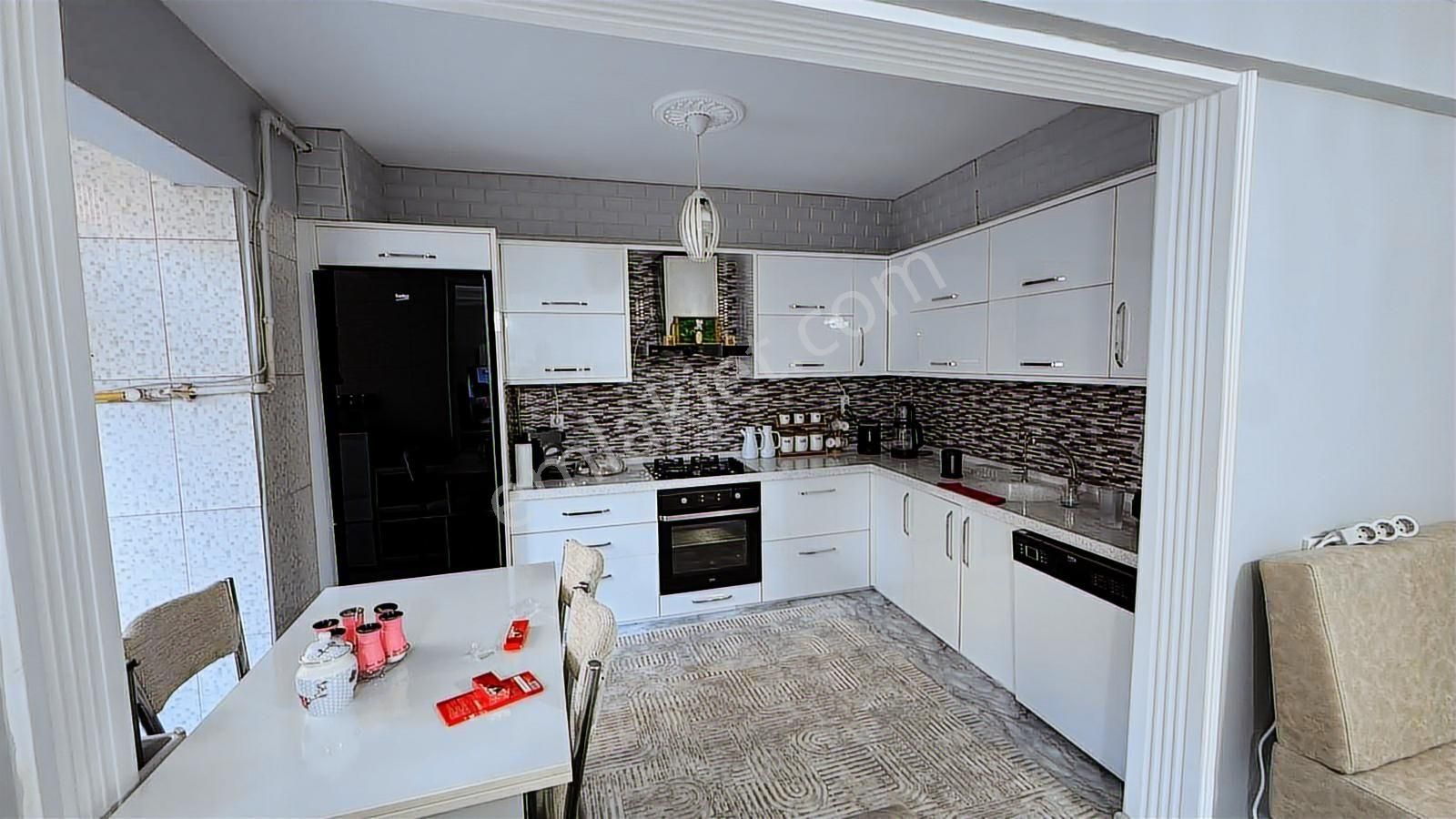 Alanyurt Yunusemre Mahallesinde Site İçi Komple Tadilatlı Daire - Görsel 18