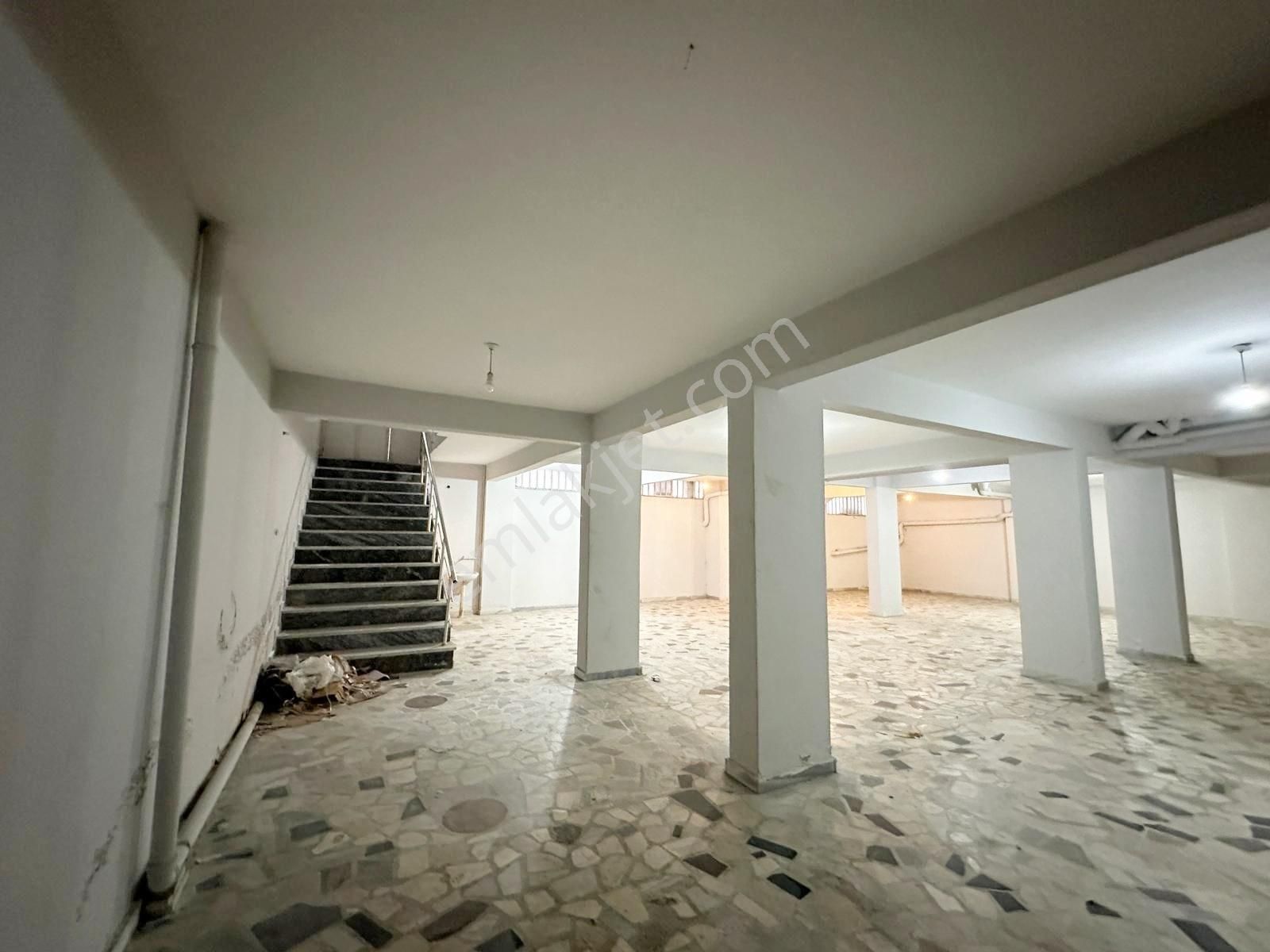 Salih Emlak 'tan Yenibosna Mevlana Cami Yakını Kiralık Depo - Görsel 3