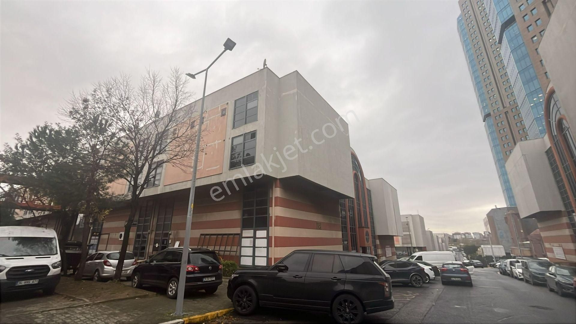 Em-of Emlak'tan 200 M2 Bölmeli Şık Yapılı Köşe Kiralık İş Yeri