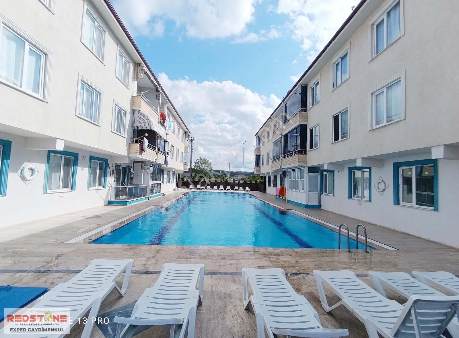 Havuzlu Sitede, Denize Yürüme Mesafesinde Satılık 2+1