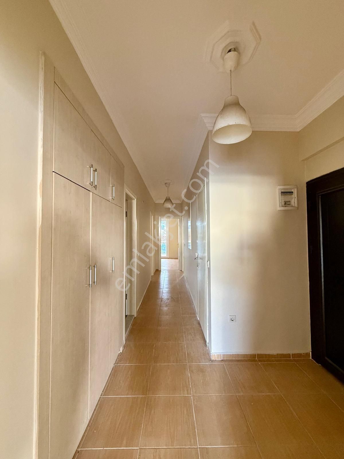 Kuşadası Merkezde İkicesmelik Mahallesinde 3+1 130m2 Arakat Ferah Sitede Fırsat Daire - Görsel 4