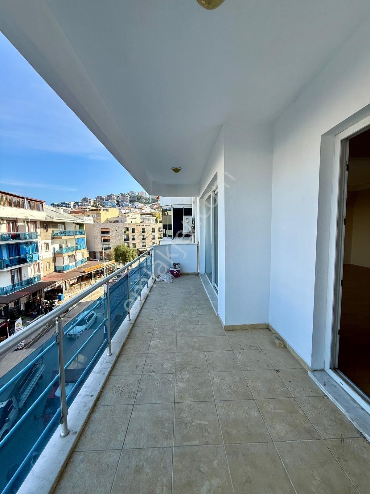 Kuşadası Merkezde İkicesmelik Mahallesinde 3+1 130m2 Arakat Ferah Sitede Fırsat Daire - Görsel 9