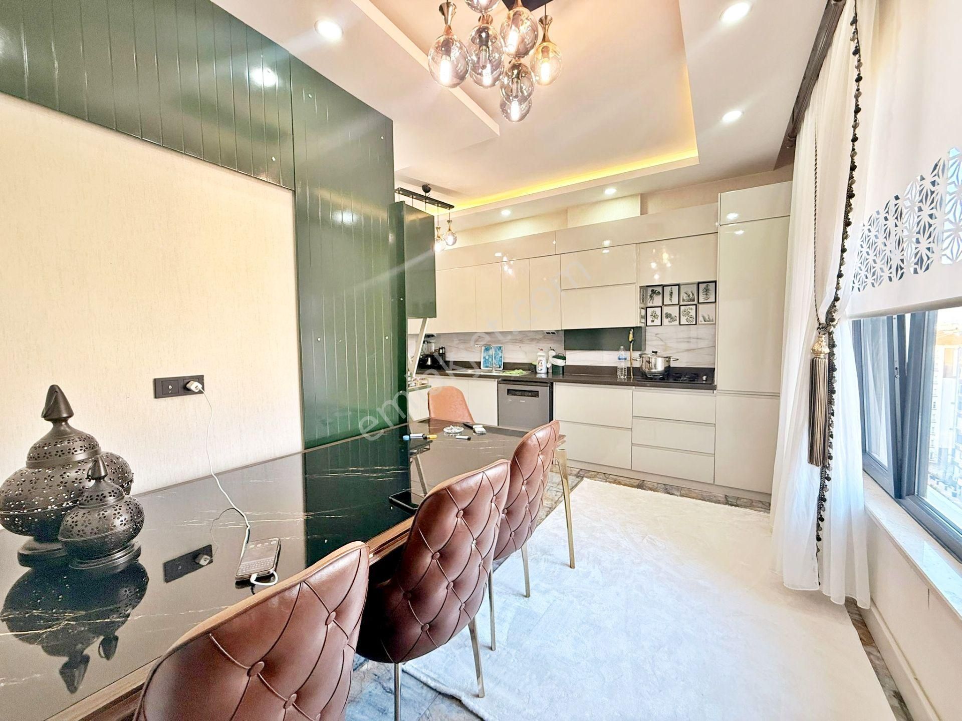 Fıstıklık'ta Modern Tasarımlı Cam Balkonlu Ultra Lüx 4+1 Daire