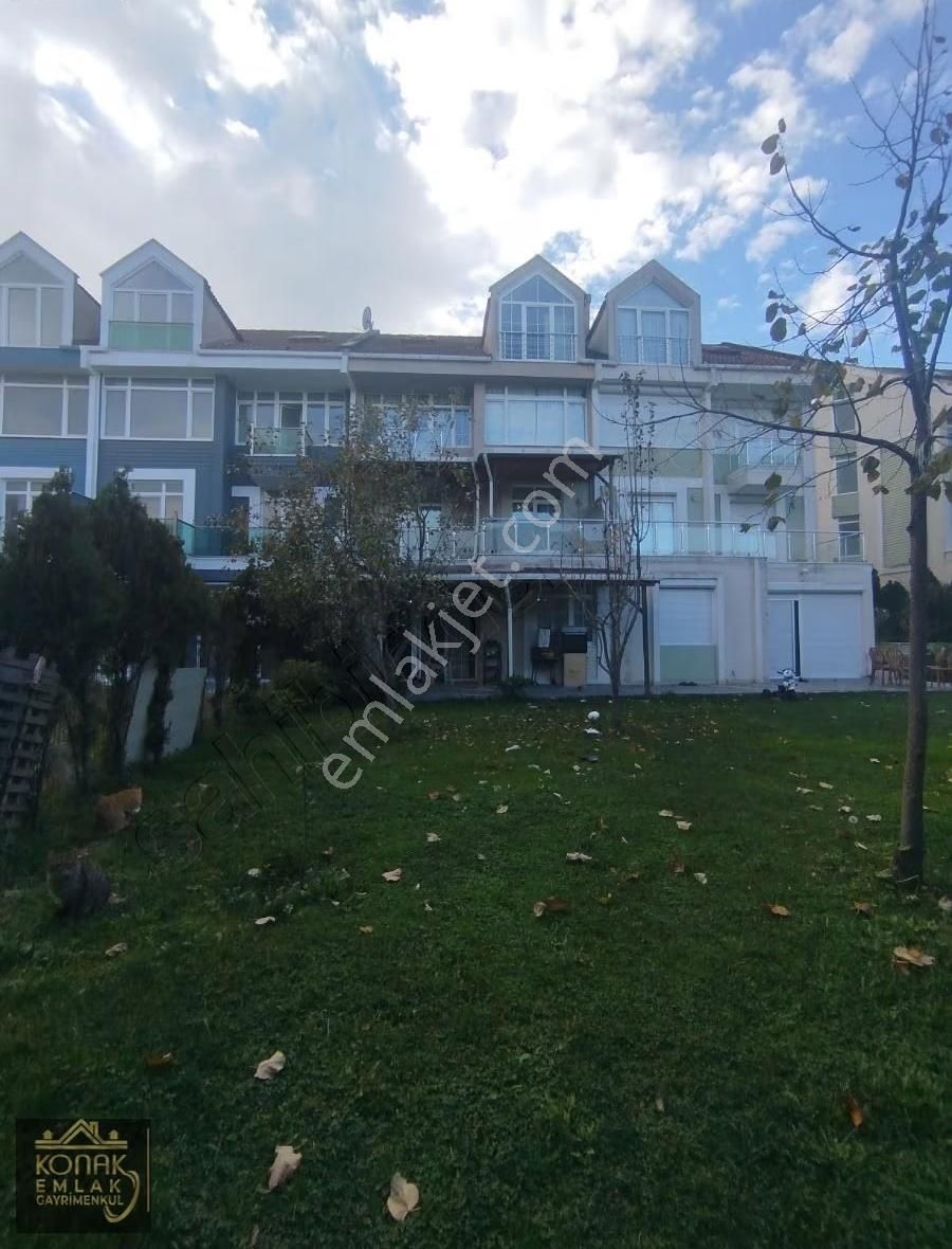 Bahçeşehir Boğazköy'de Satılık 5+2 Villa