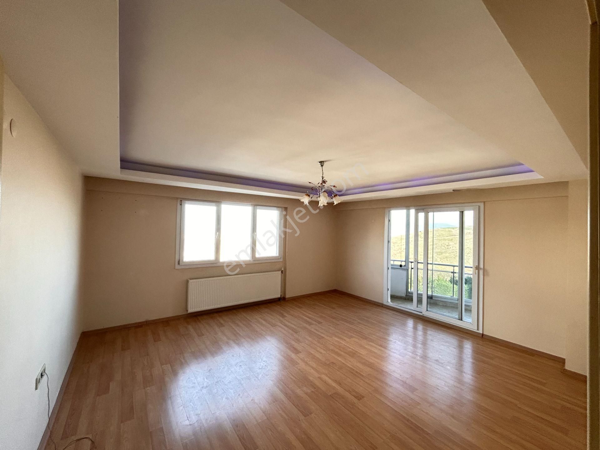 Çiğli Evka 5'de Havuzlu Site İçerisinde Satılık Ara Kat 3+1 Daire