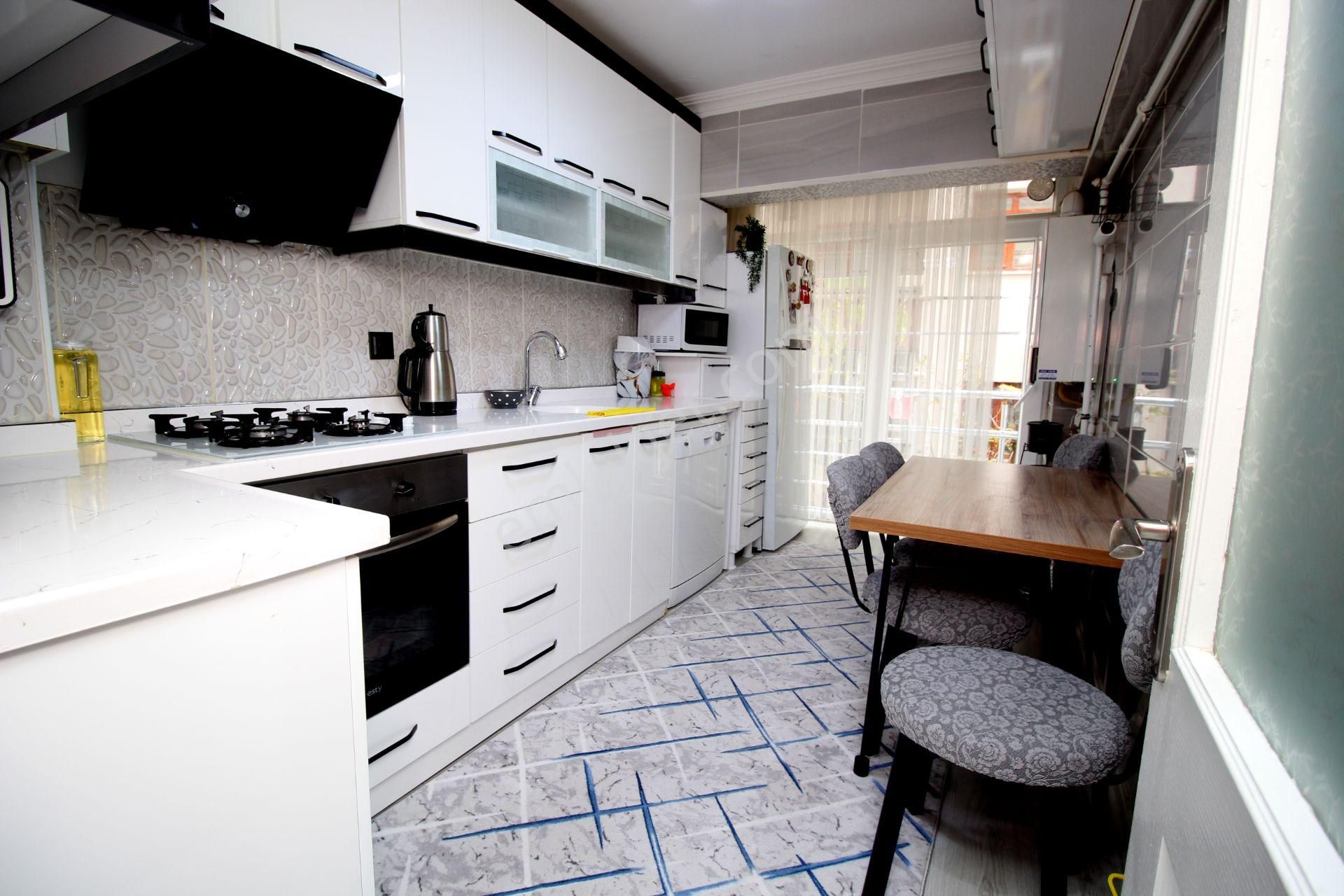 Emre Emlak'tan Topçu Mahallesinde Full Yapılı 3+1 Satılık Daire - Görsel 2