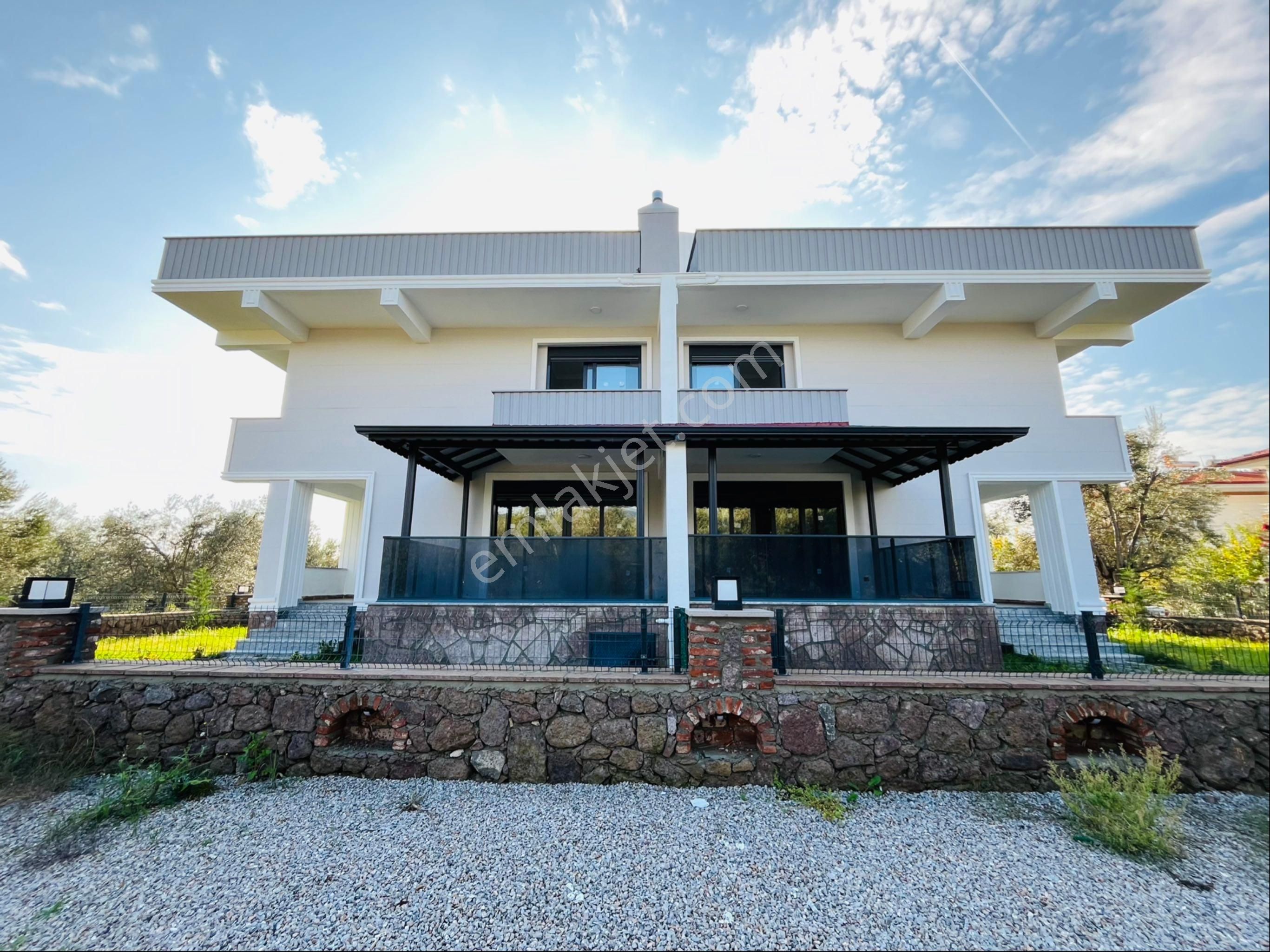 Altınoluk Narlı Bölgesinde Denize Yakın Bağımsız Bahçeli Teraslı Triblex Villalar