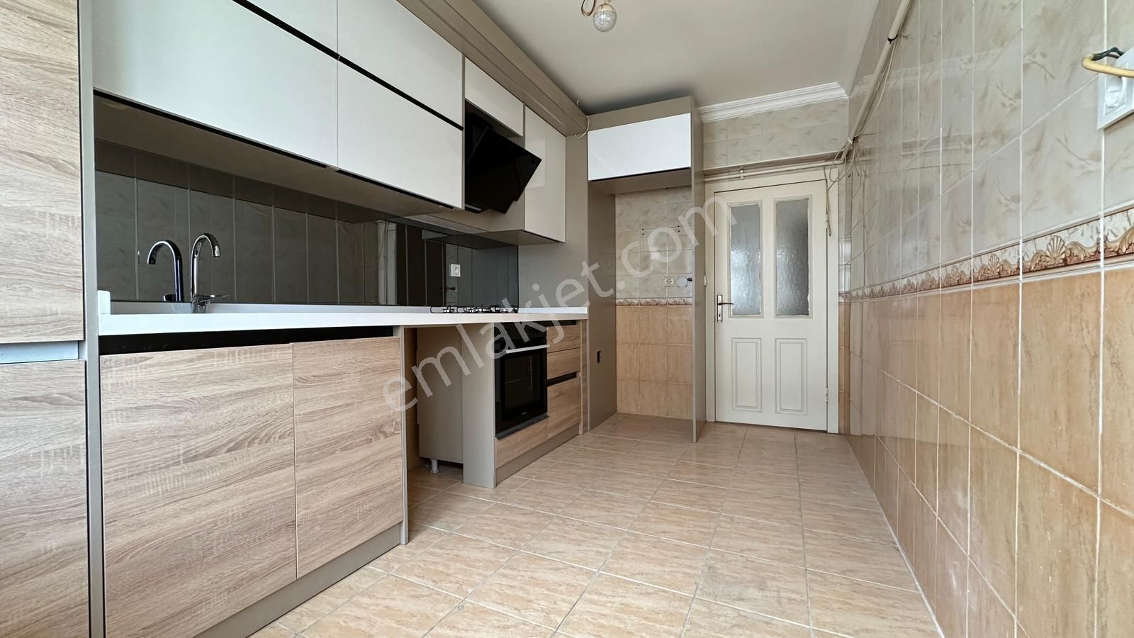 Sincan Yenikentte Çift Balkonlu Merkezi Konumda Fırsat Uygun Fiyatta Ara Katta 3+1 Daire