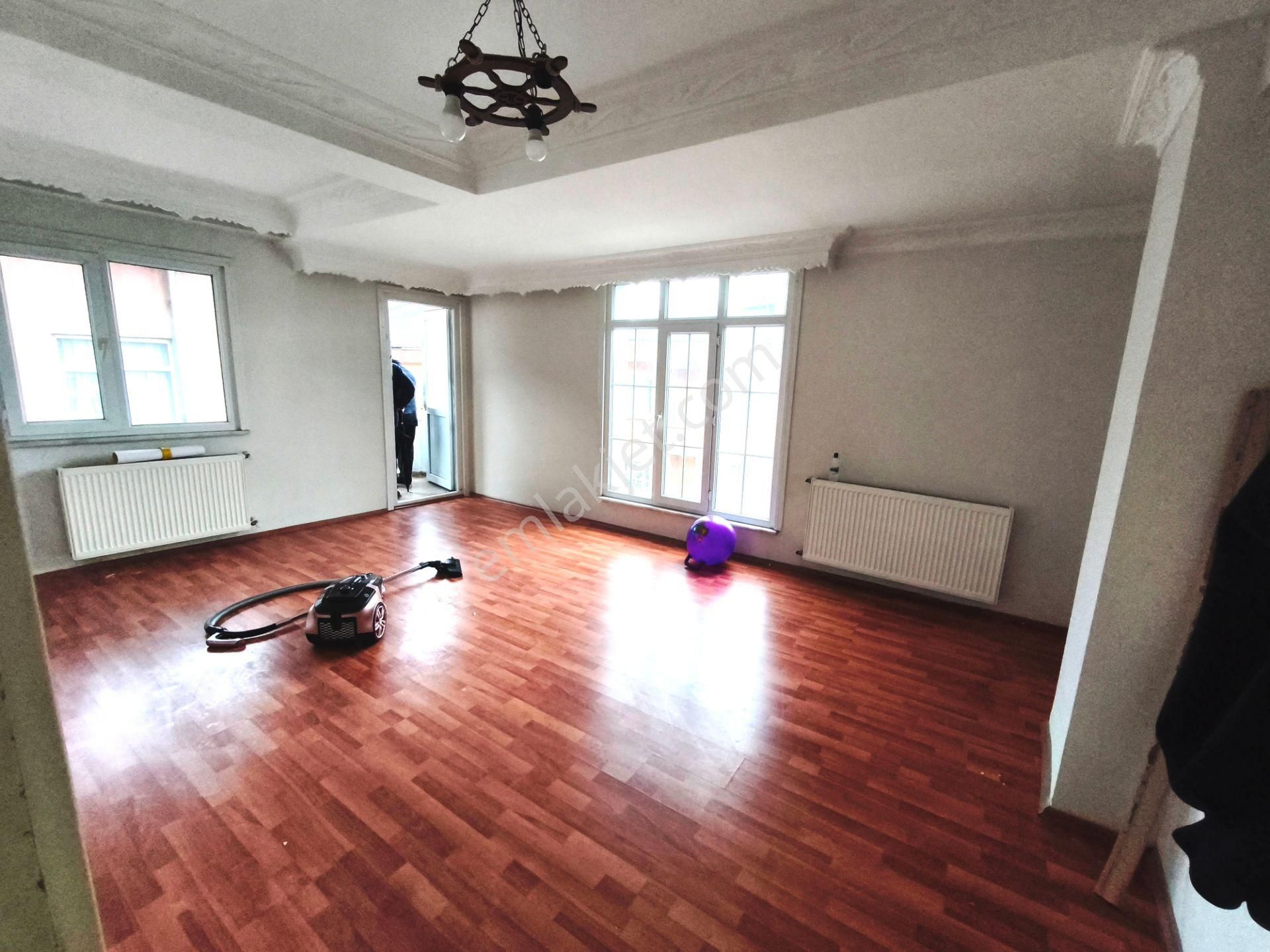 Eyüp Silahtar Da 2+1 / 85m2 / 2.kat / Kombili / Havadar / Geniş Mutfaklı / 15-16 Yıllık
