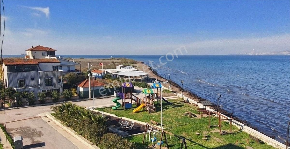 Altınkum Sitesinde Denize Sıfır Köşe Binada Satılık 2+1 Daire