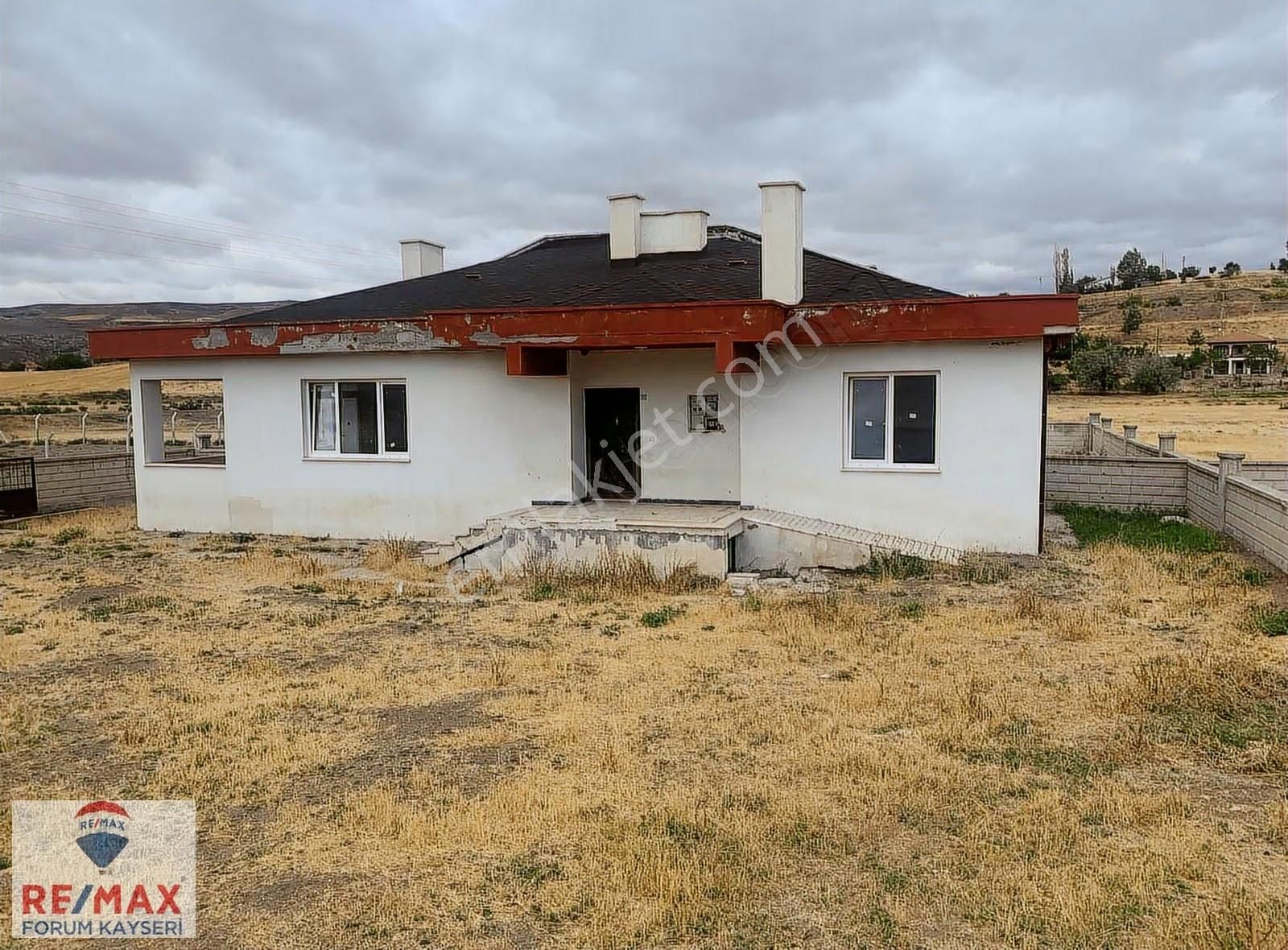 Sarıoğlan Karaözünde Şahruk Köprüsüne Yakın Müstakil Ev