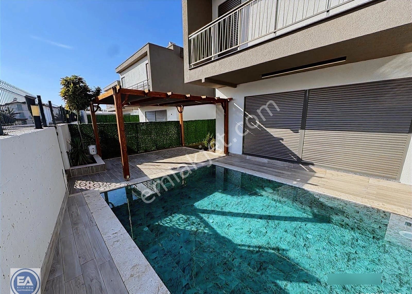 Kuşadası Davutlar Sahilinde Özel Havuzlu Denize Yakın 4+1