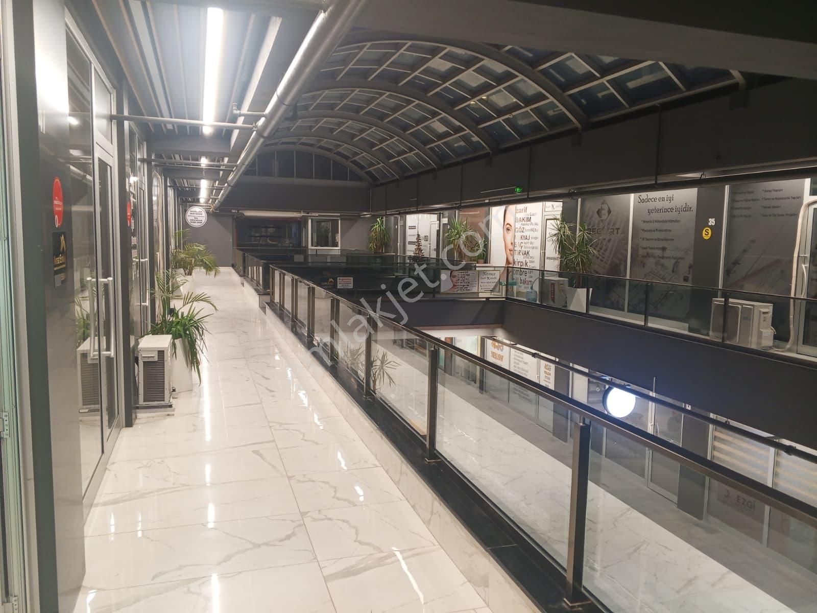 Şenol Gayrimenkul'den Yarımcapark İş Merkezinde Kiralık Dükkan