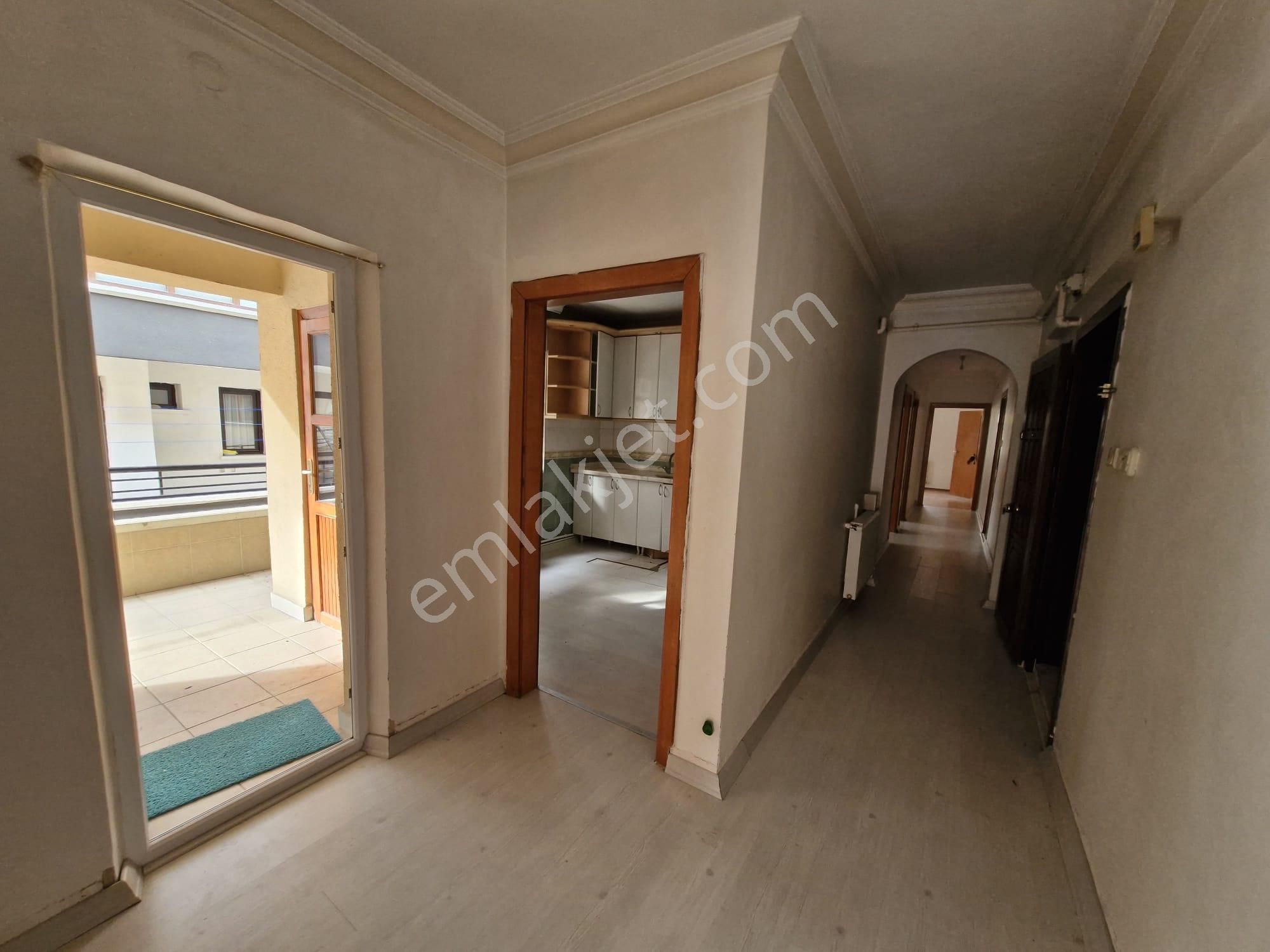 Birlik Mahallesi 393. Cadde Üzerinde Ara Kat Boş Satılık 3+1 Kupon Daire..........