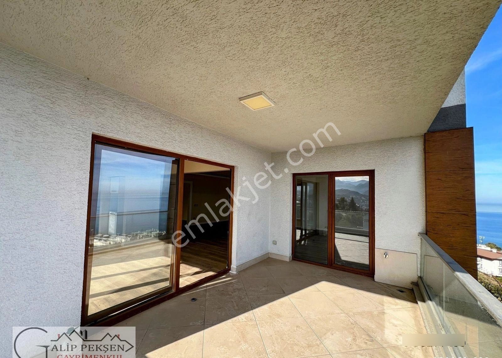 Trabzon Ortahisar'da Panoramik Deniz Manzaralı, 250 M² 4+1 Lüks Site İçi Daire