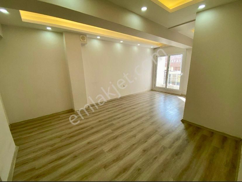 Yeşilyurt Cd. Yanı Merkezde Otoparklı Yeni Bina 2+1