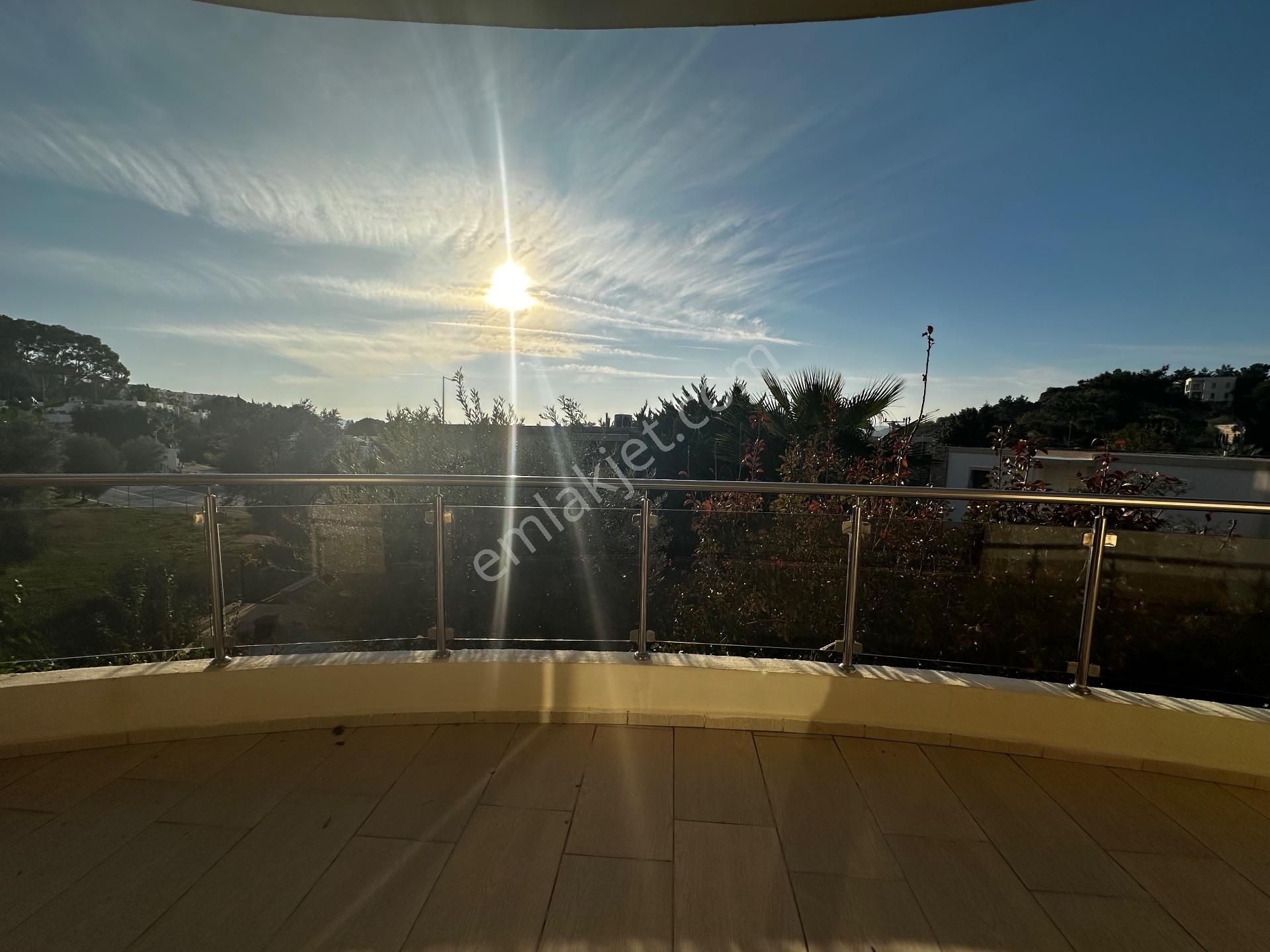 Bodrum Kumbahçede Kısmi Deniz Manzaralı Dubleks Daire