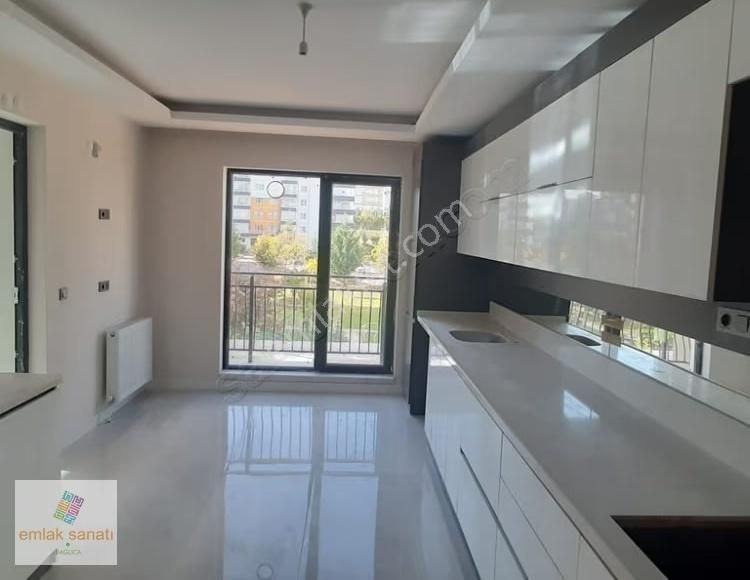 Bağlıcada Merkezi Konum Lüks Satılık 4+1 Daire