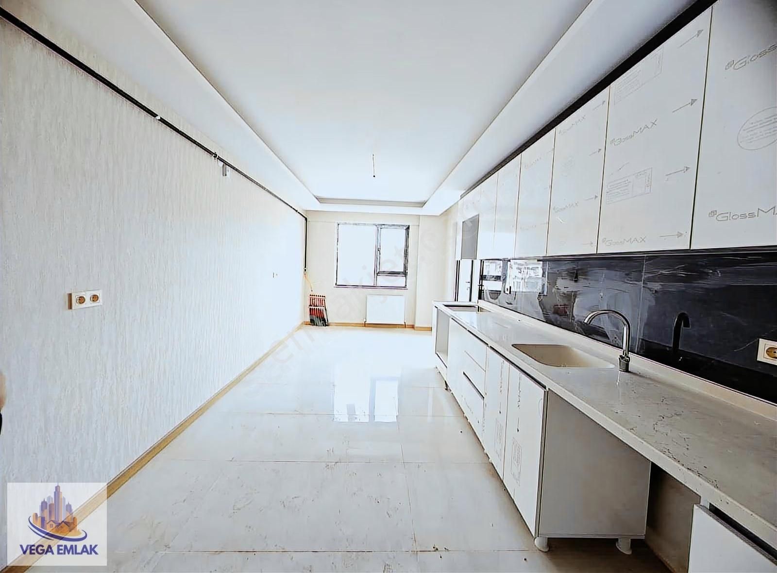 Vega Emlaktan Güneşevler Sınırı Caddede Sıfır 3+1 Site Dairesi