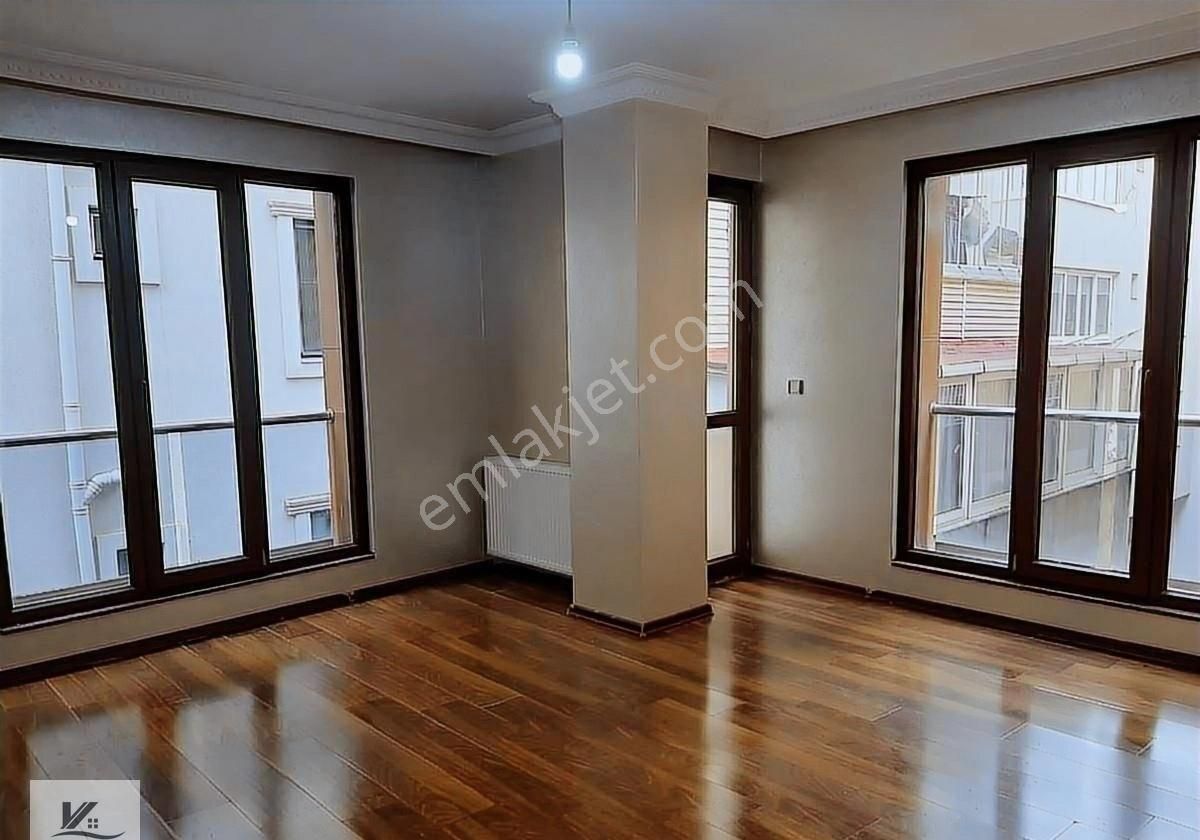 Libadiye Caddesinde Emaar Avm Ye 50 Mt.mesafede 2+1 90 M2 1.kat