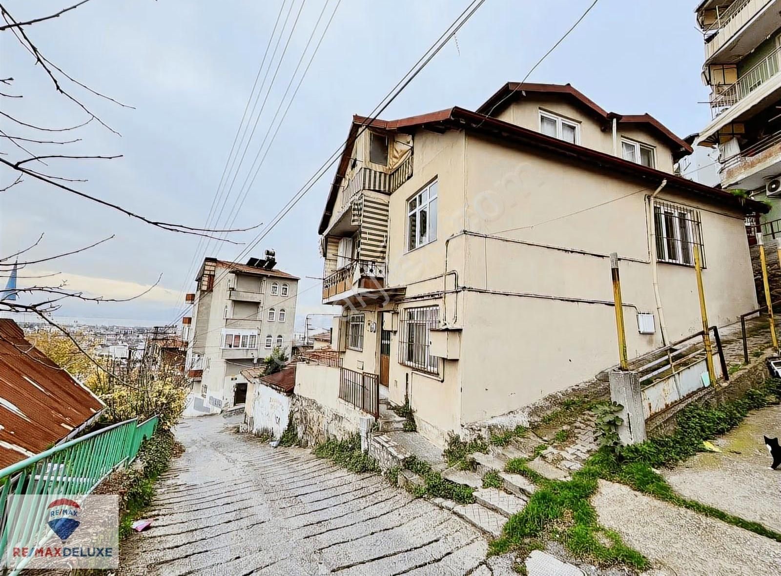 Kanlıbağ'da Caddeye Yakın 2.5 Katlı Müstakil Bina