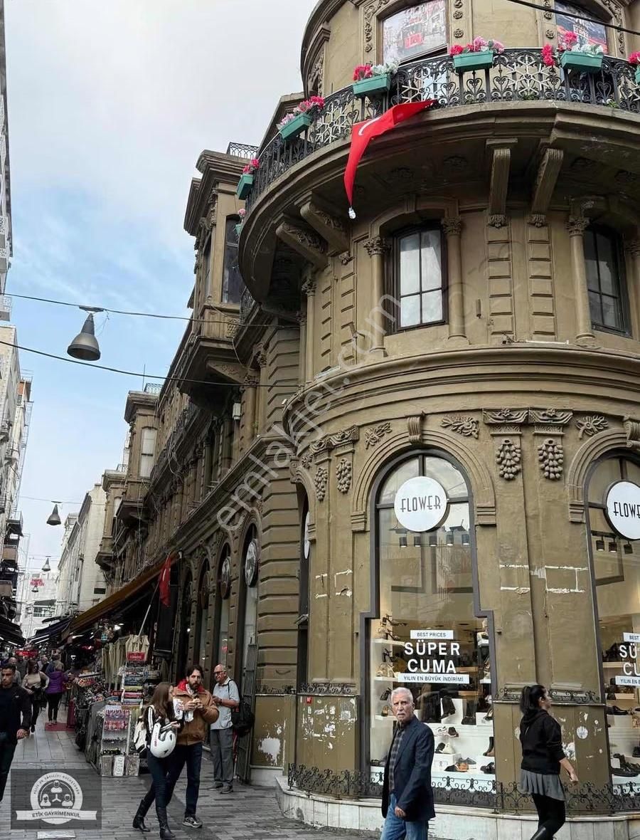 Sahaflar Çarşısında Asma Katlı Dükkan - Görsel 11