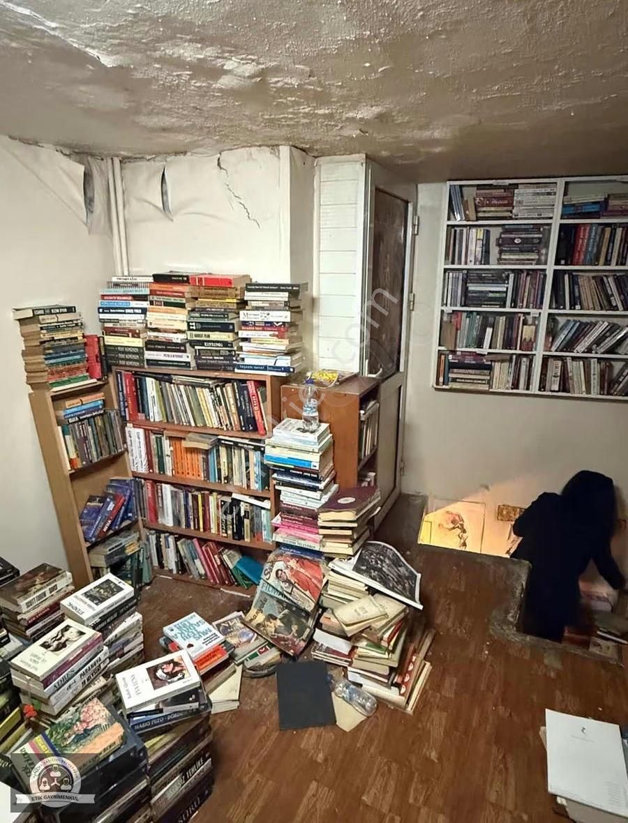 Sahaflar Çarşısında Asma Katlı Dükkan - Görsel 12